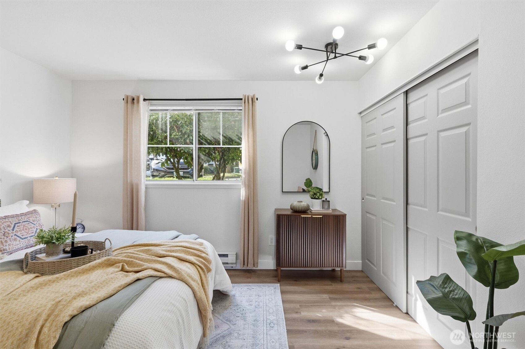 South facing windows let in great morning sunlight!