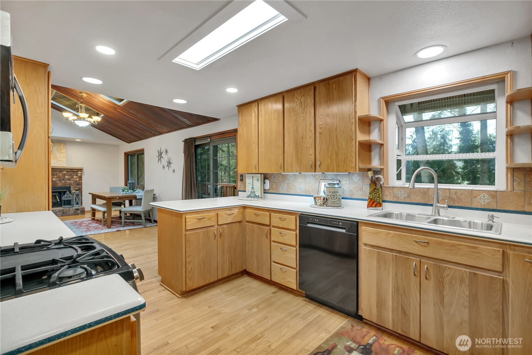 HOMESCHOOLING ANYONE? This is the spot with a door to close off a busy office or???