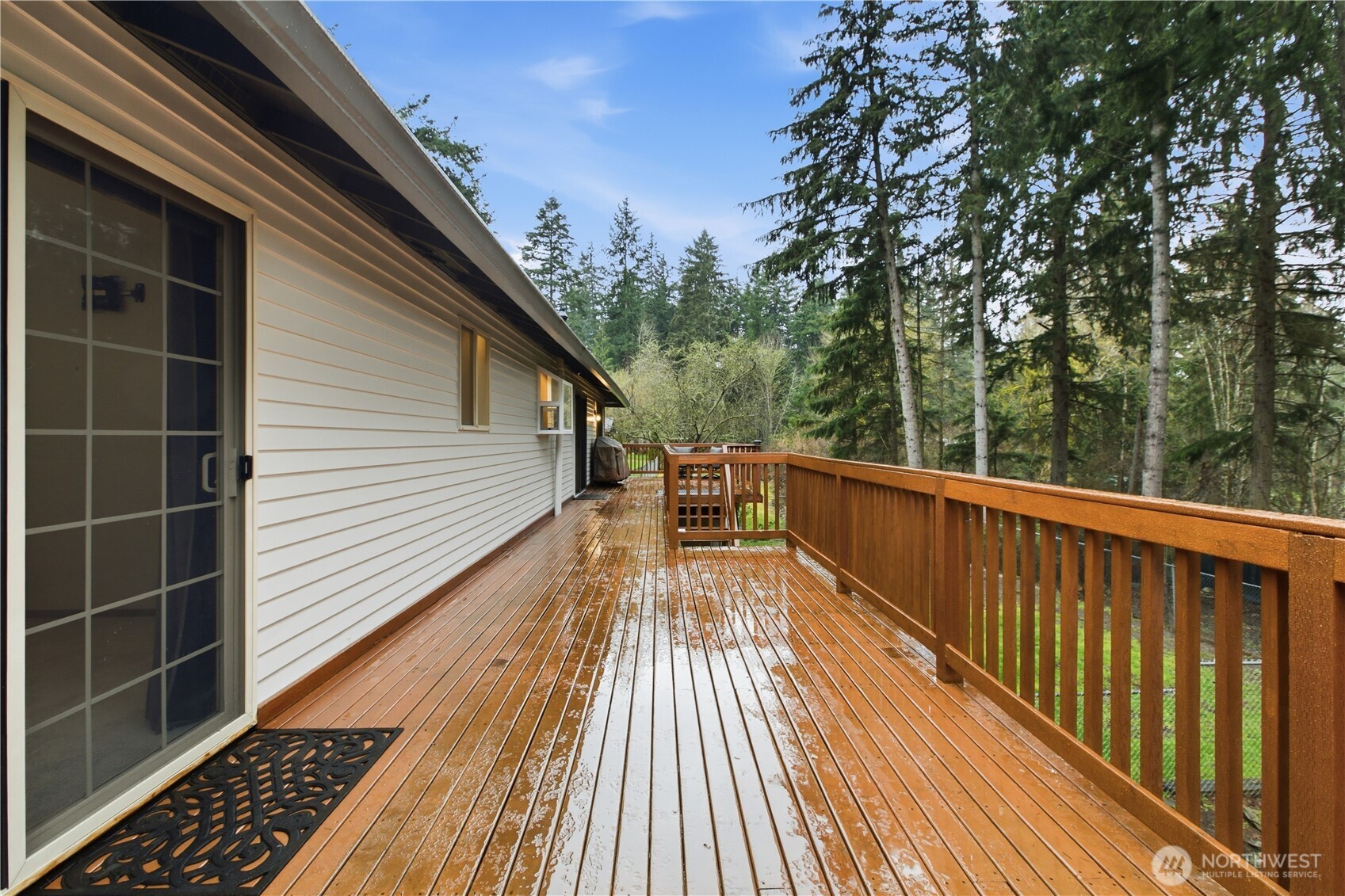 Privacy and fenced upper yard, space for everyone...