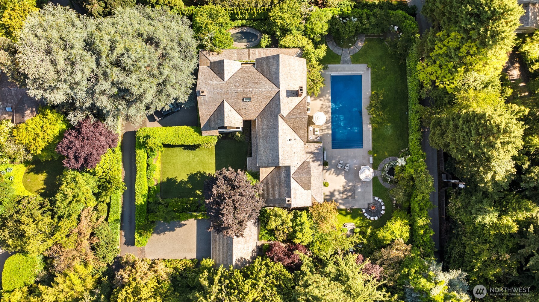 Perfectly poised along Medina's coveted Gold Coast, this spacious estate brings the best of Hamptons style to the Pacific Northwest.