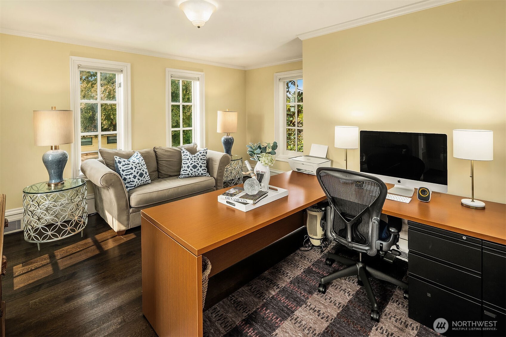 Private home office / sitting room adjoining primary bedroom.