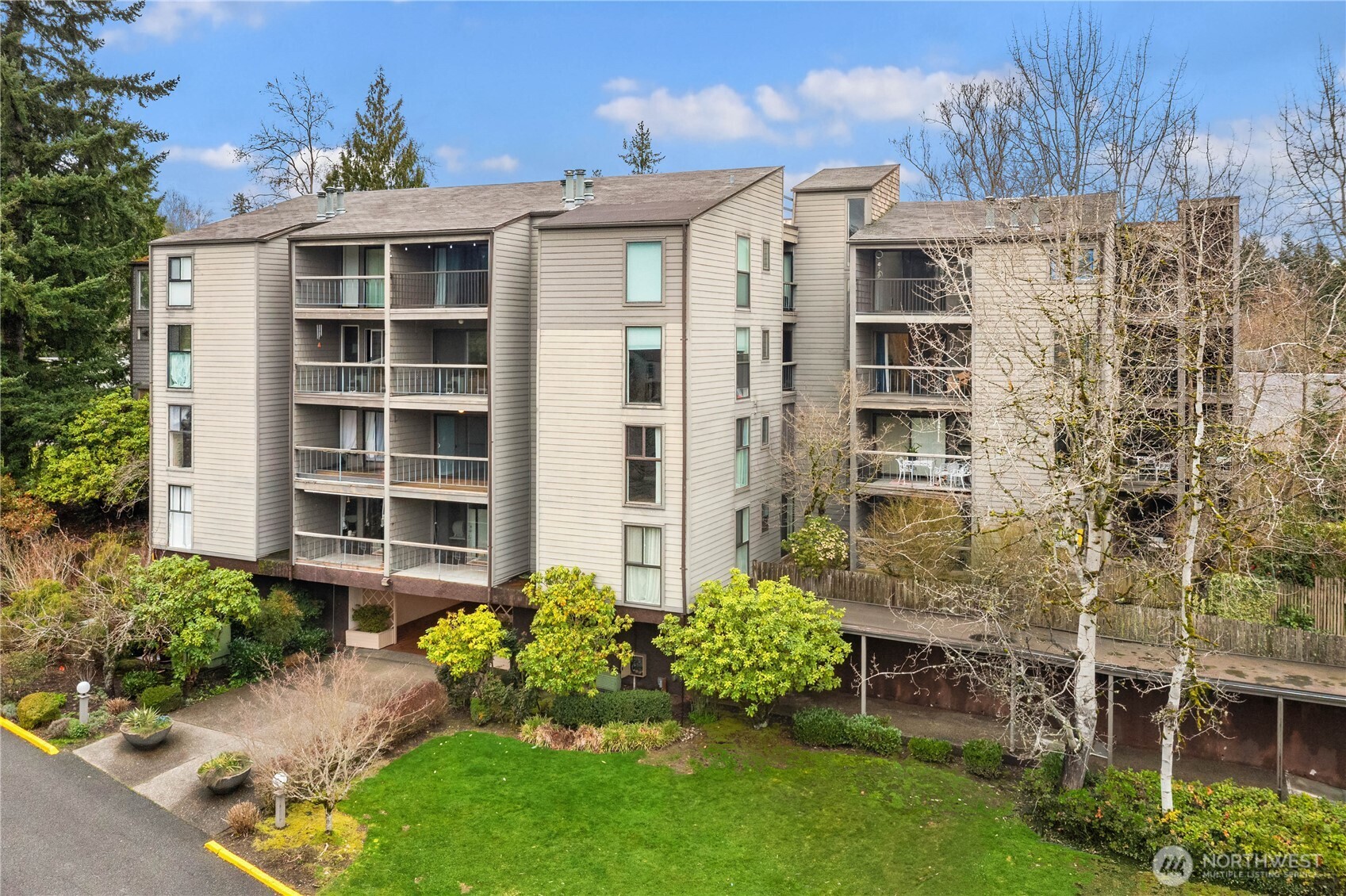 Spacious third-floor end-unit.  condo offers beautiful views of the lake and  surrounding grounds.