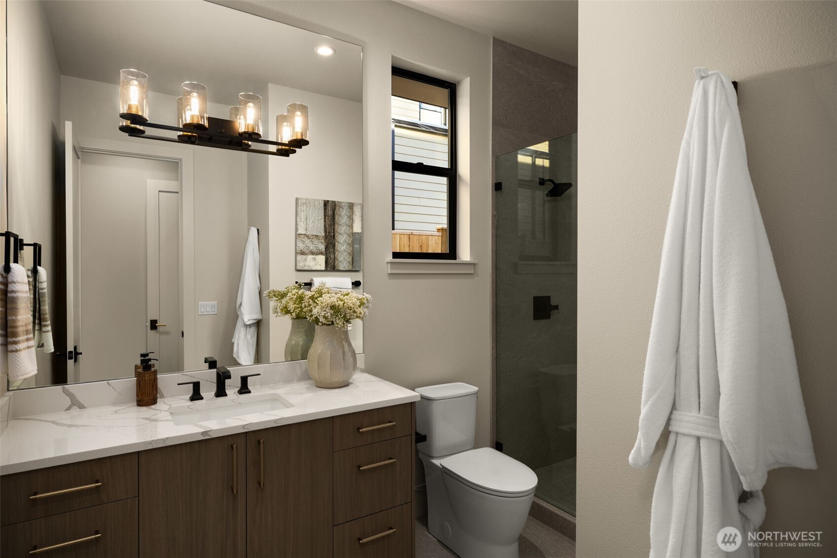 Main floor en-suite bath