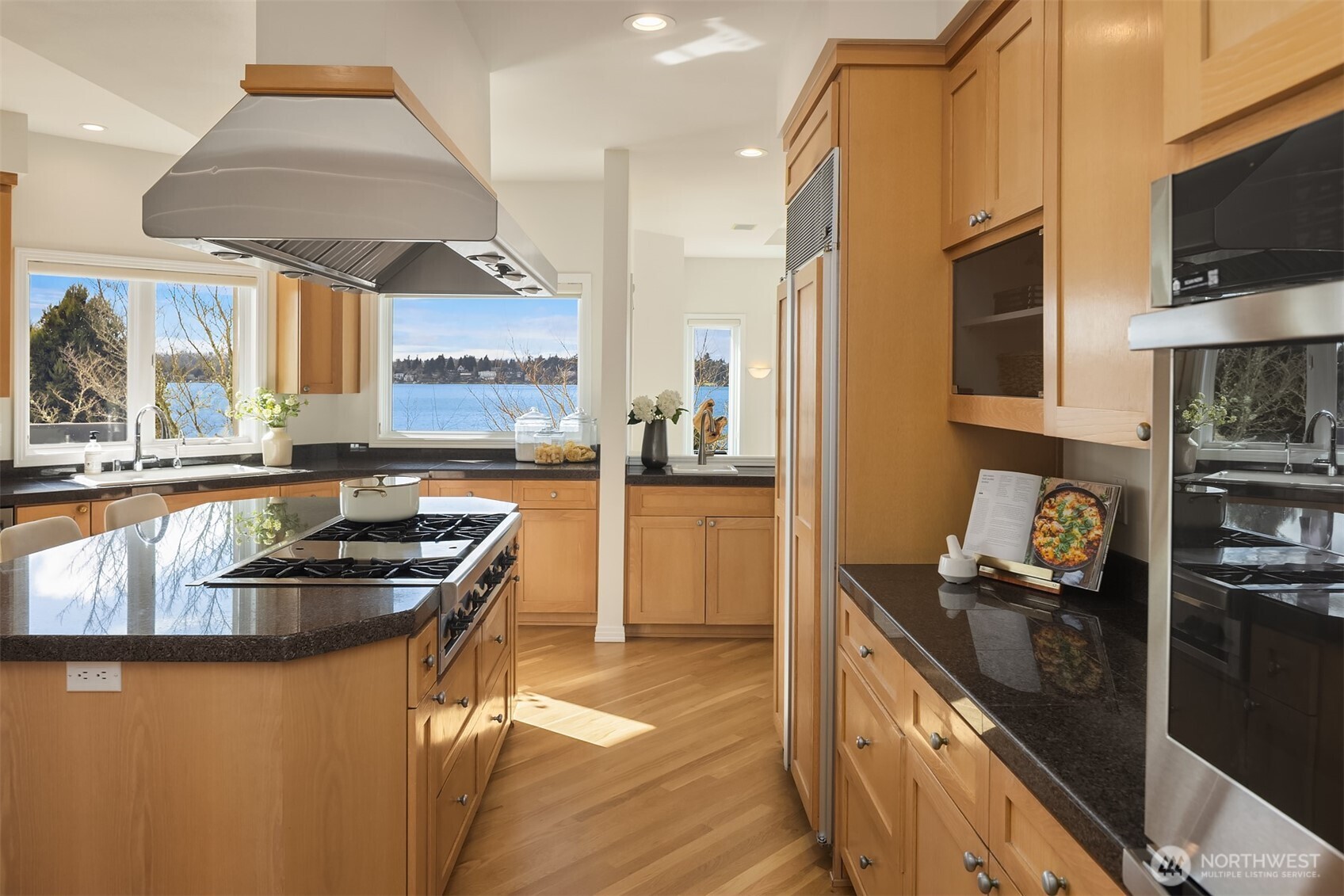 Modern Culinary Upgrade: Brand new professional-grade double ovens. Oh and don't forget those incredible lake views throughout the space! Prepare culinary delights while taking in the views.