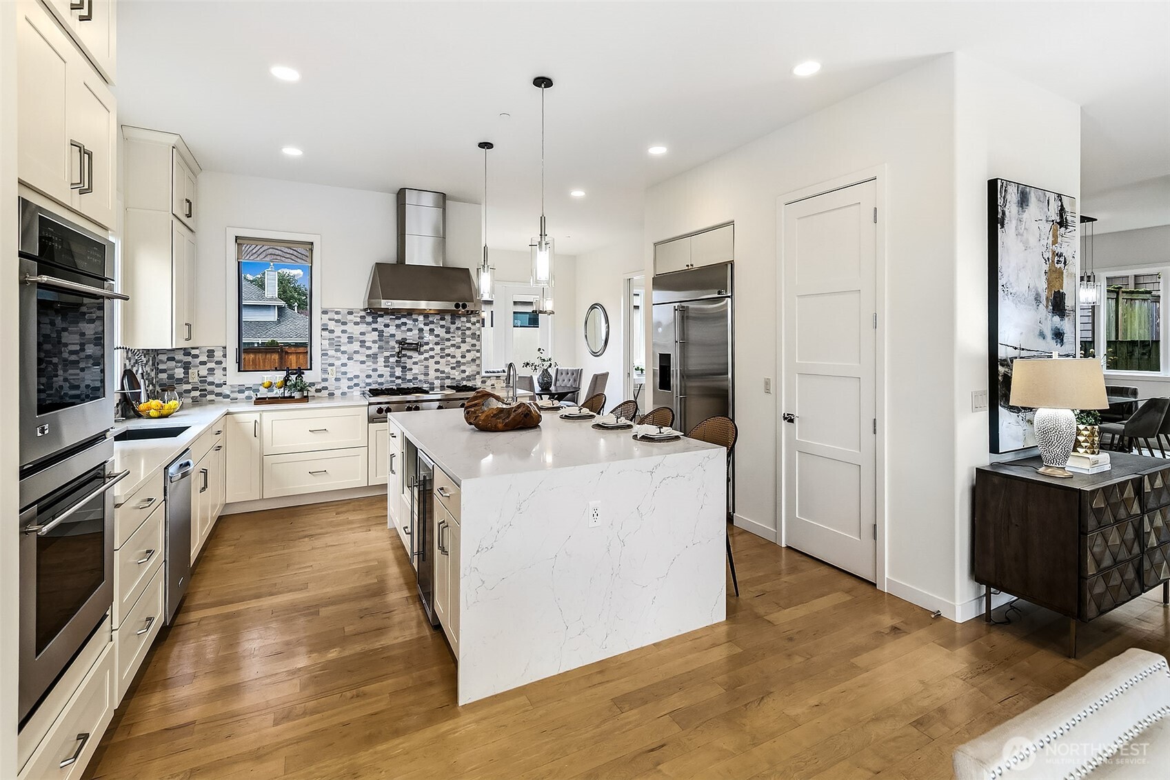 Kitchen, Island and breakfast nook