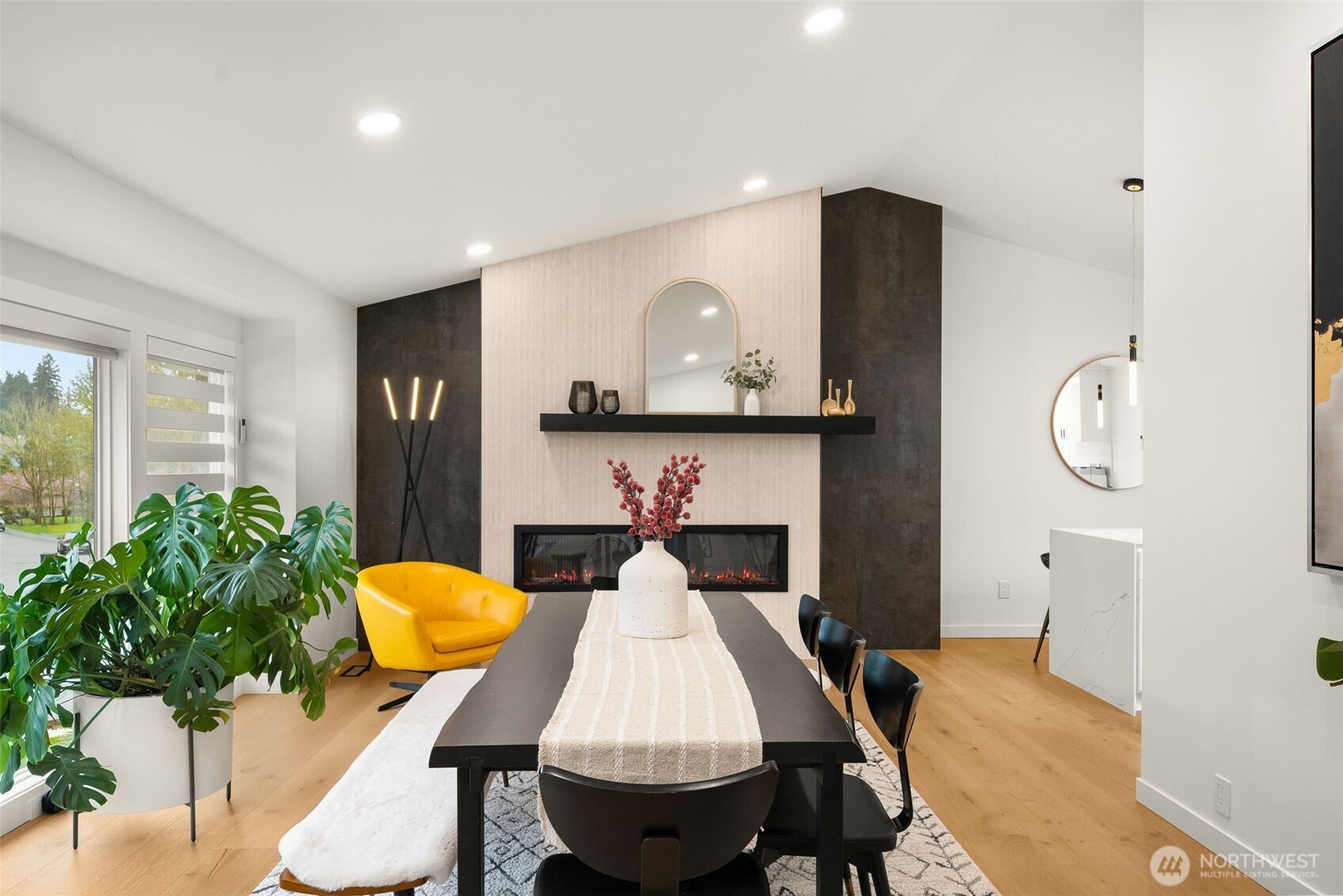 Living area with 11' vaulted ceilings