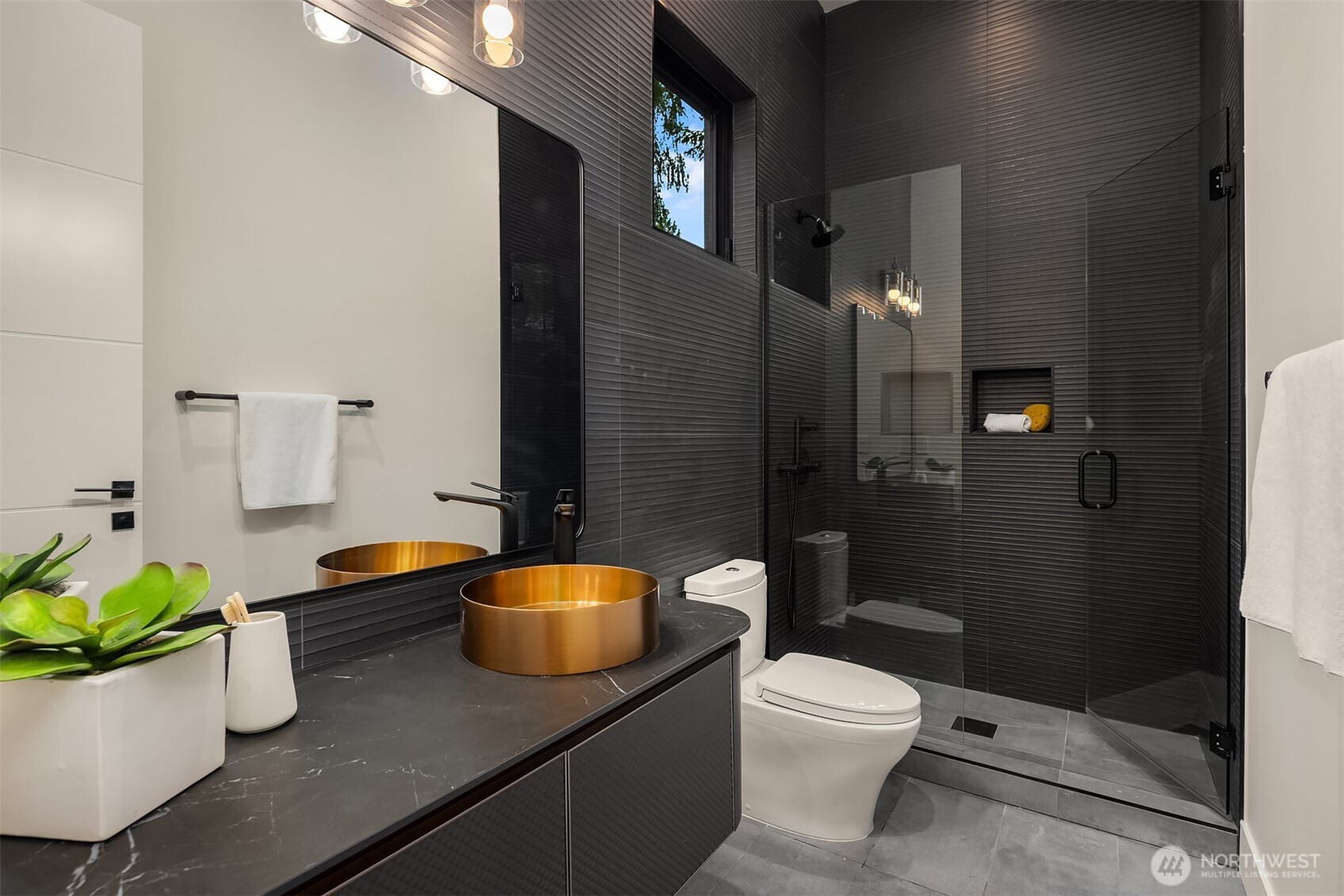 Ensuite 3/4 bathroom.