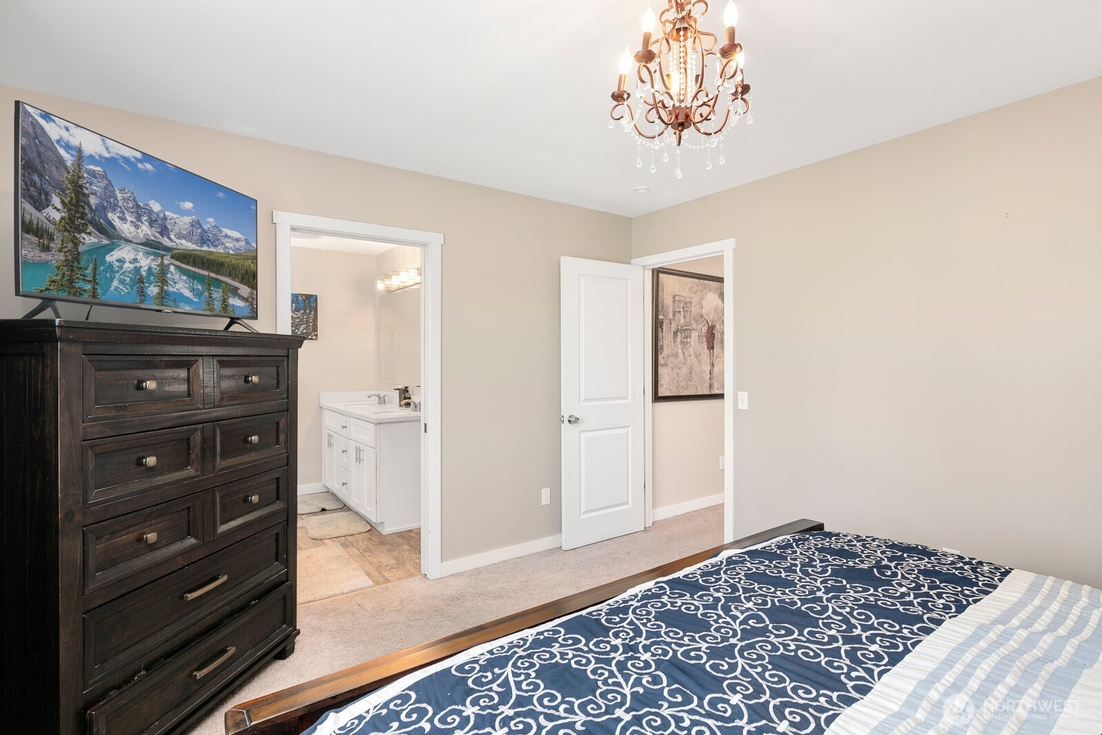 Primary Bedroom w/ En-Suite Full Bath & Walk-In Closet