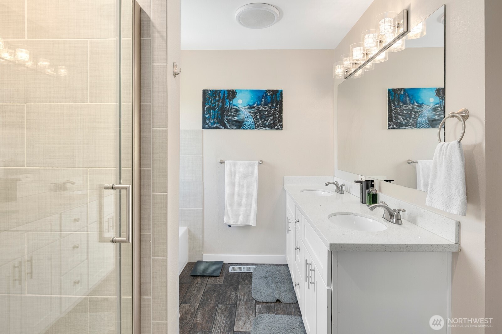 Primary Bedroom w/ En-Suite Full Bath & Walk-In Closet