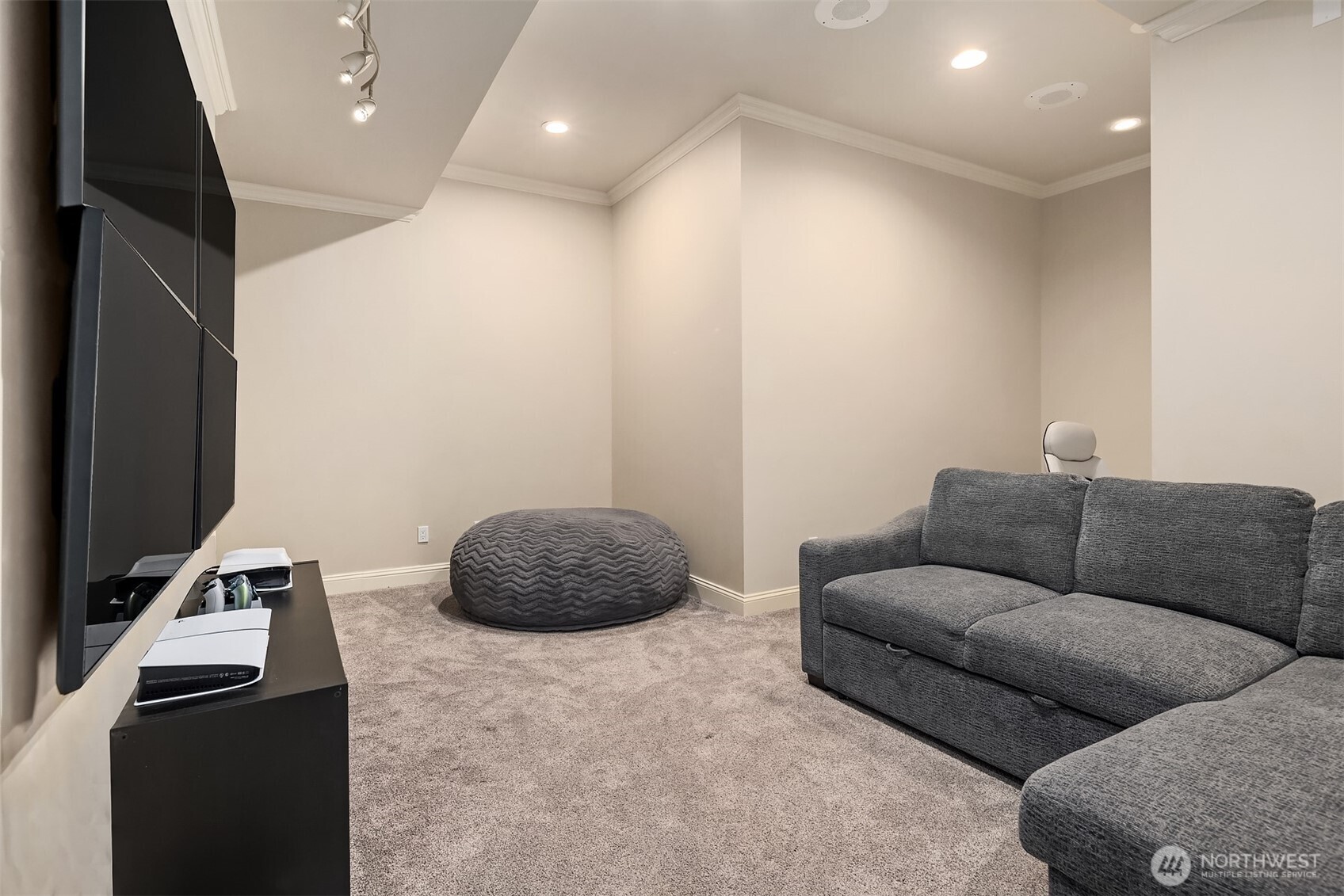 Setup as a gamimng room or flex option.