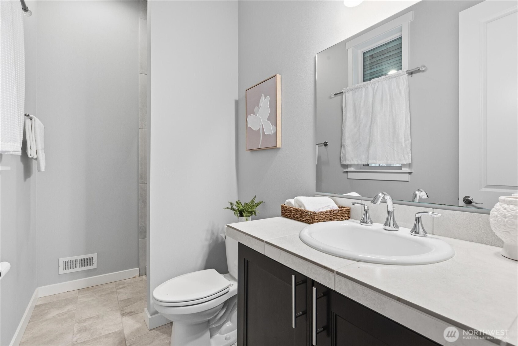 Hallway Bathroom (Main Floor)