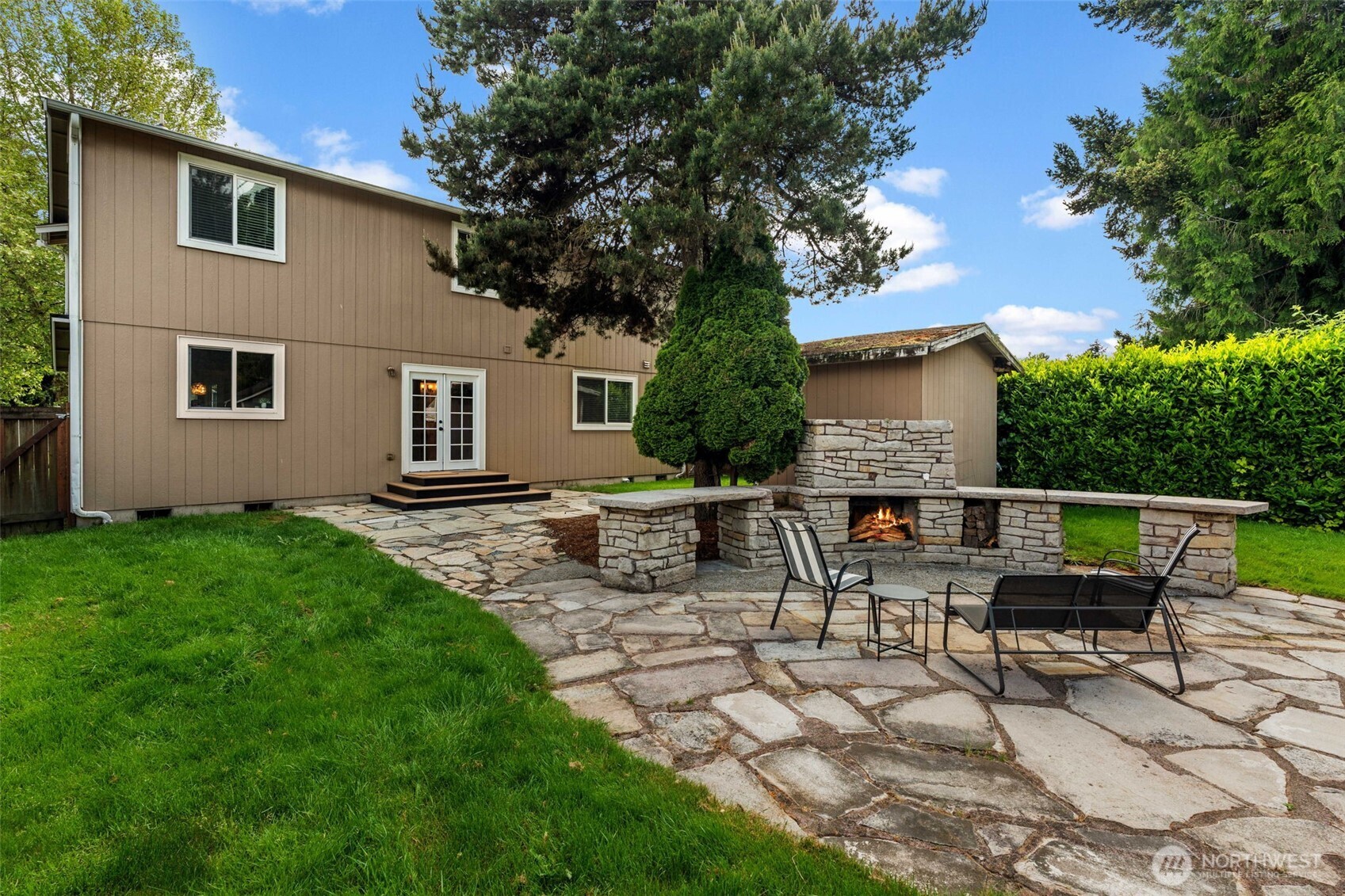 Outdoor fireplace