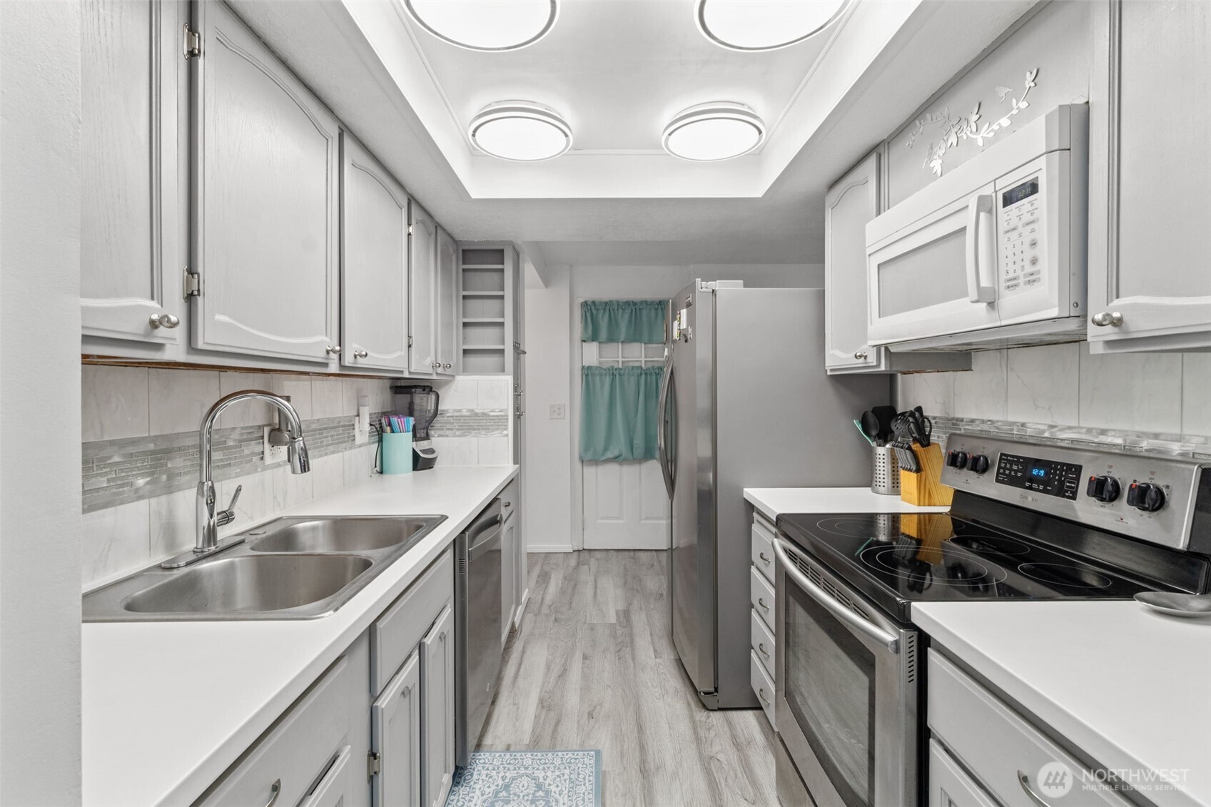 Bright & updated kitchen
