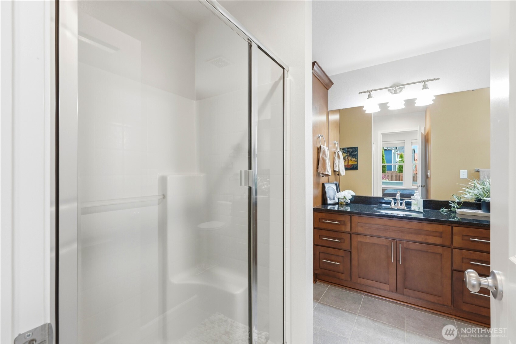 Ensuite 3/4 Bath (1)