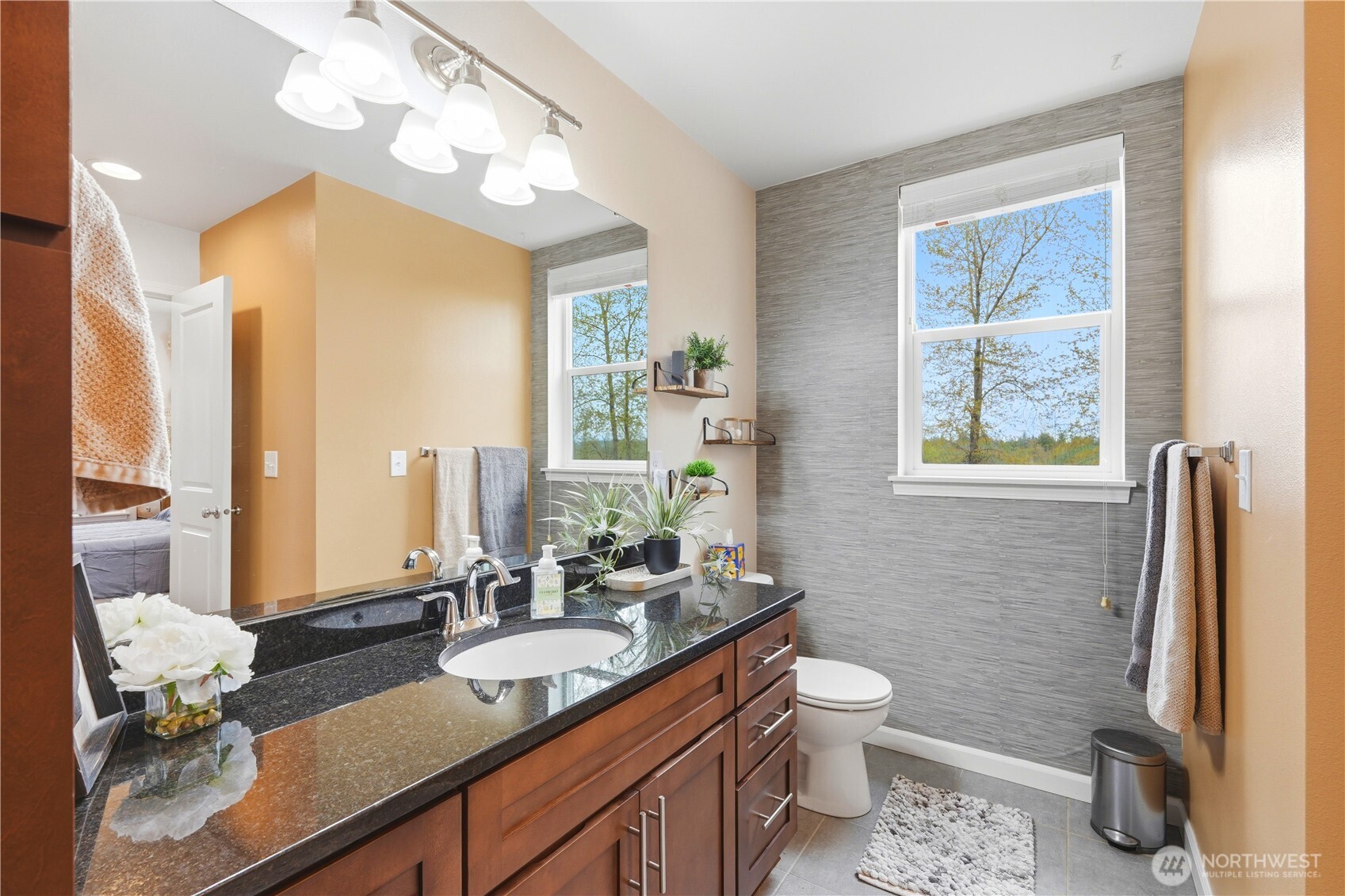 Ensuite 3/4 Bath (2)