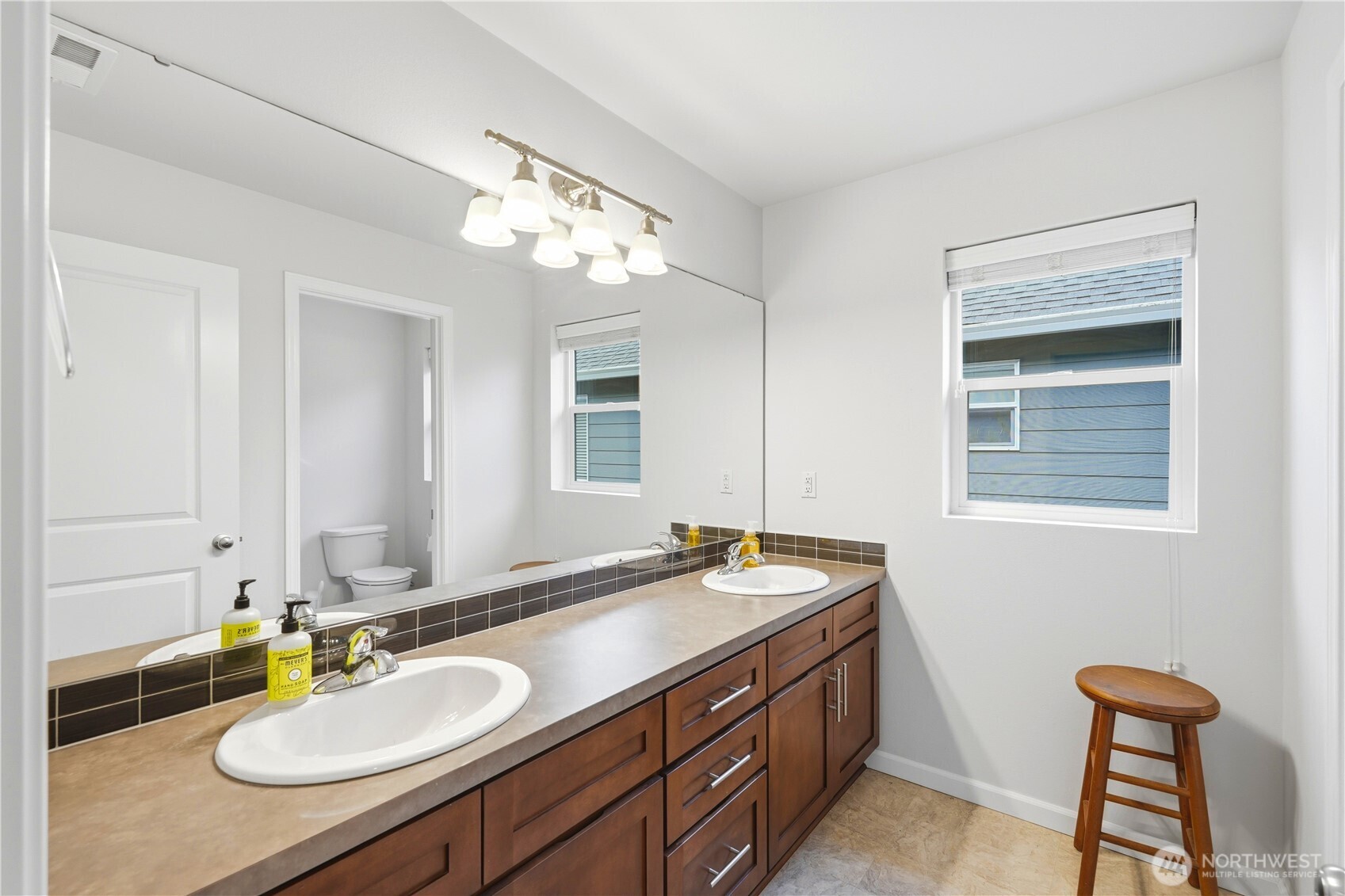 Upstairs Full Bathroom