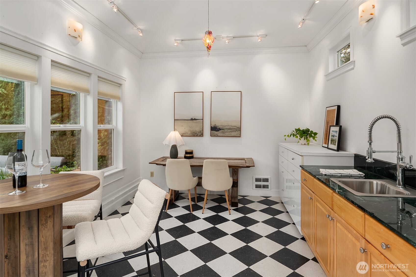 Detached Studio w/ Heat, Hot Water & Electricty