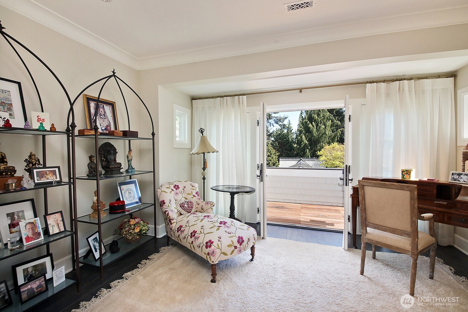 Office with balcony for fresh air and mind-clearing views.