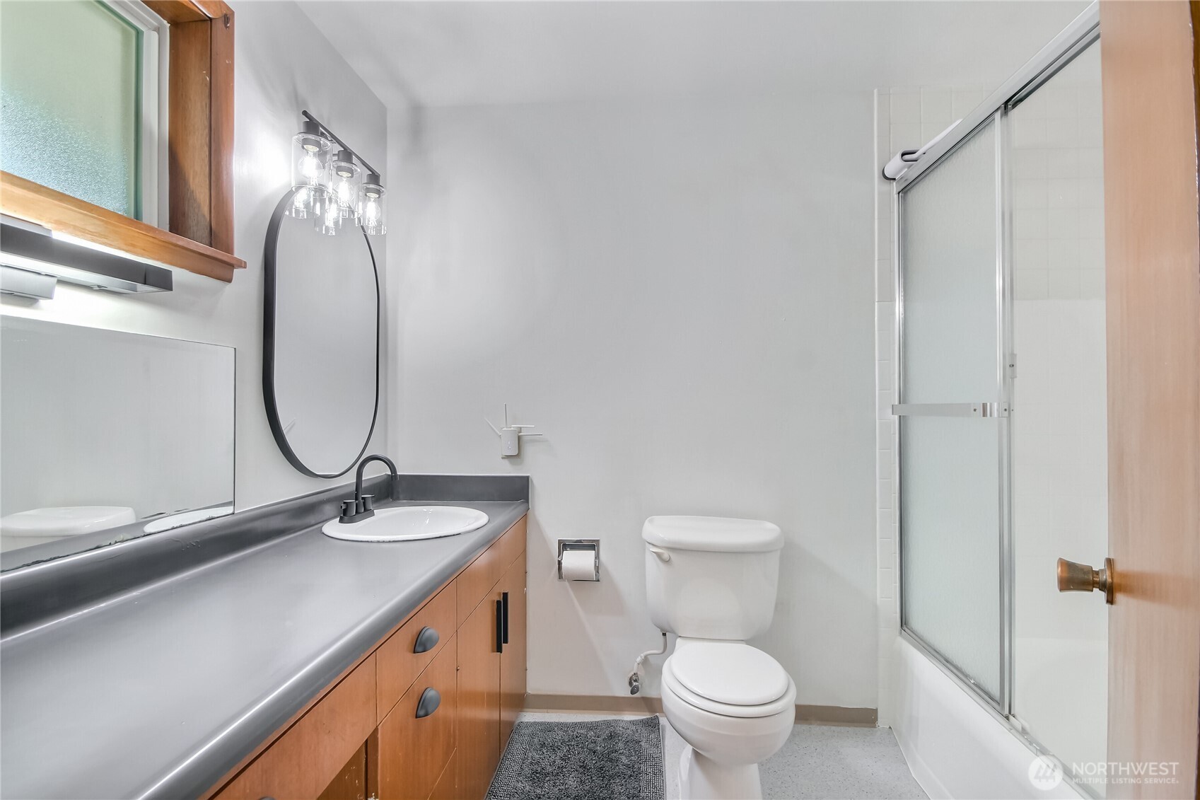 2nd Primary bedroom with 3/4 bathroom.