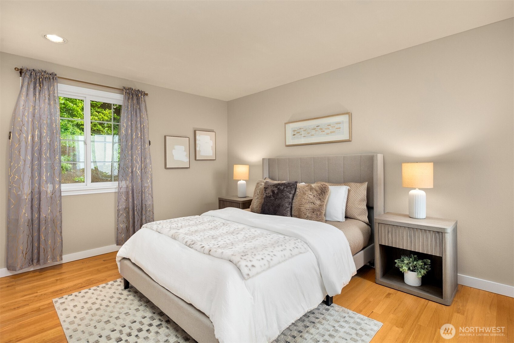 Nicely updated hallway bath shared by two bedrooms.