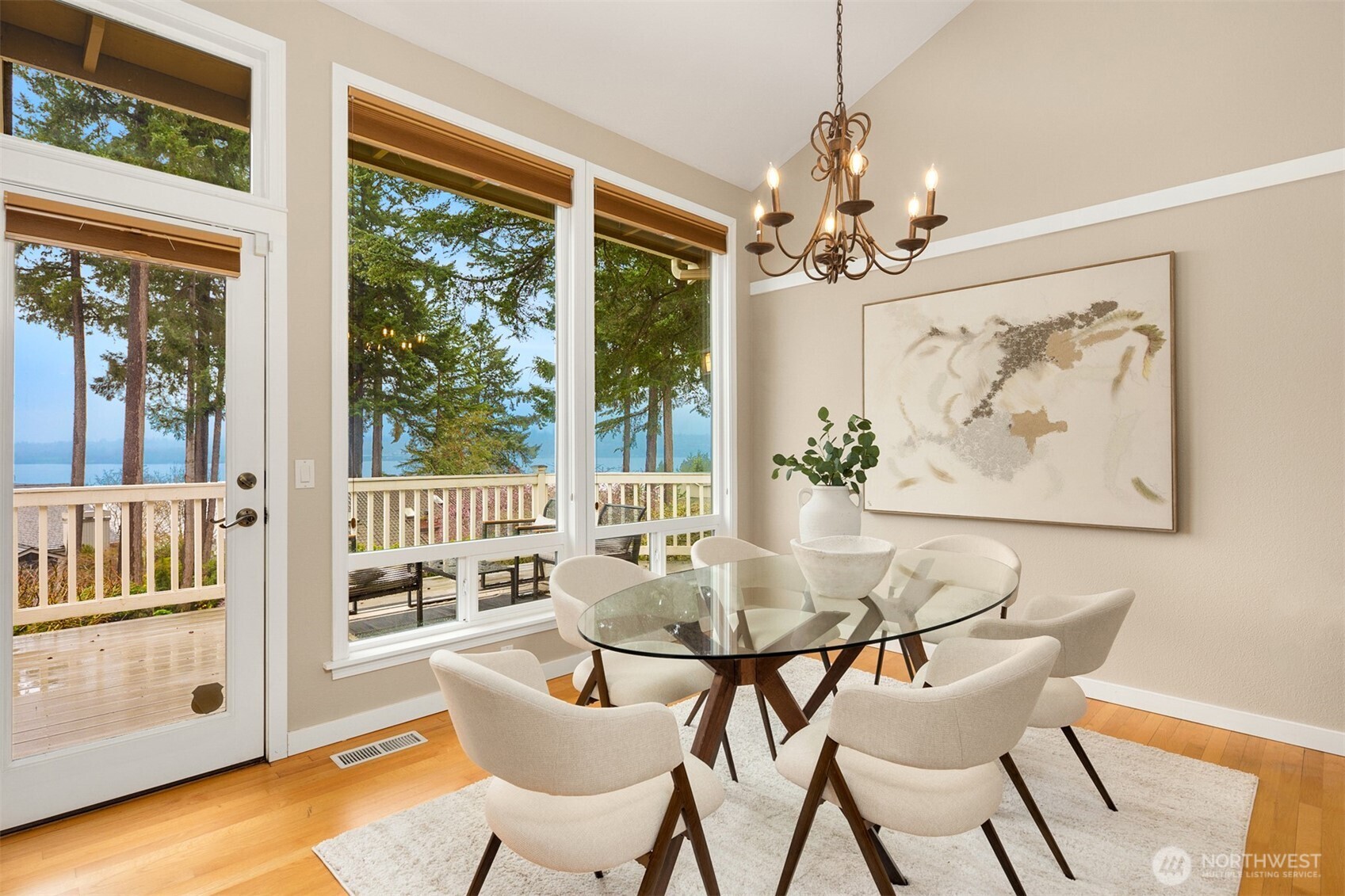 A perfect flow of spaces makes the dining experience a breeze.