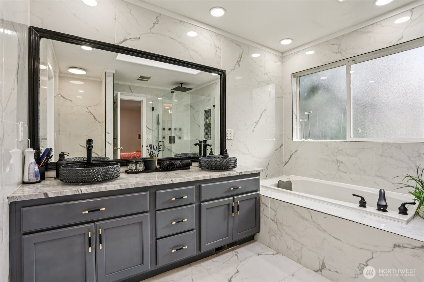 Upper level Primary Suite