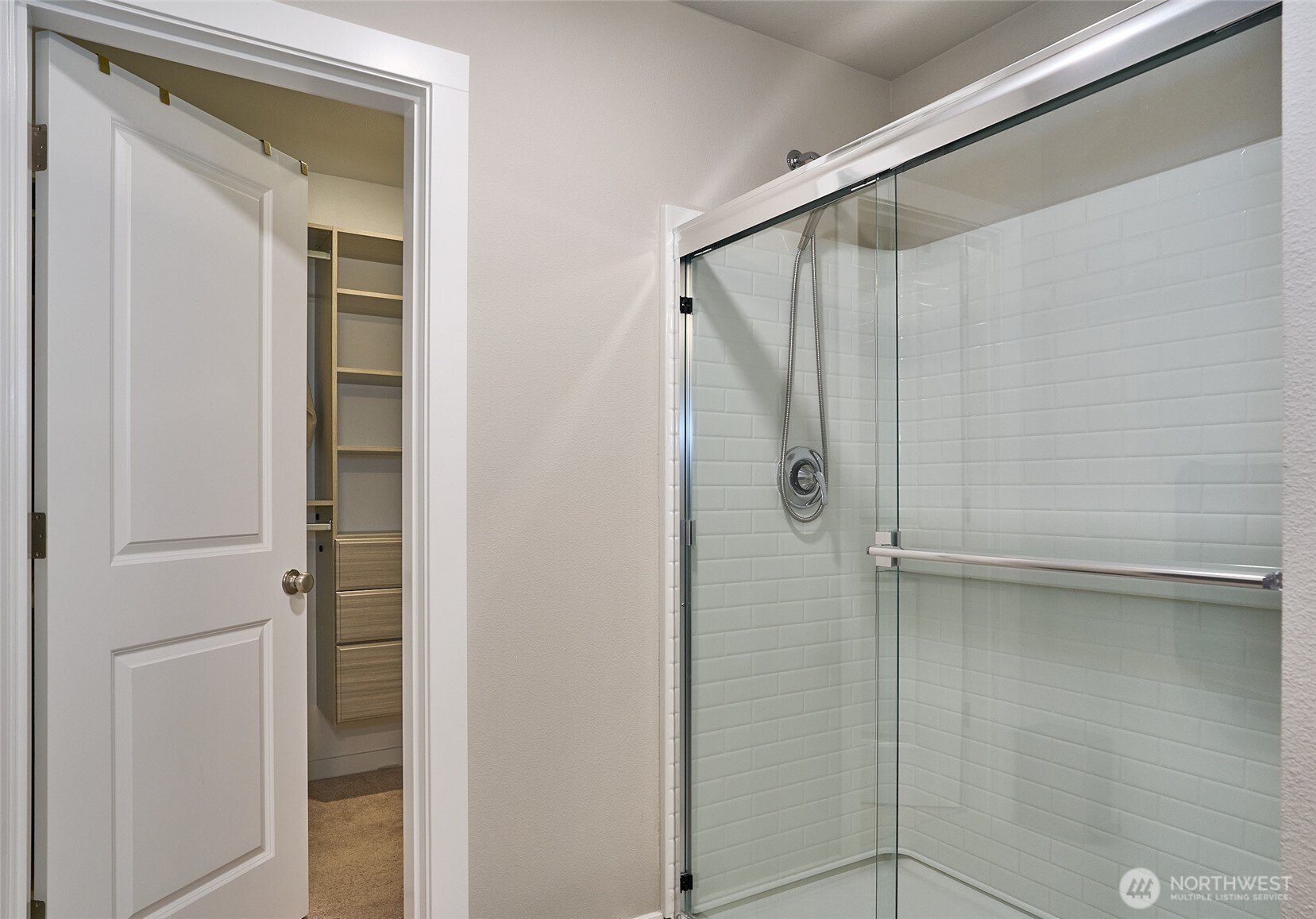 Entry to walk in closet primary suite