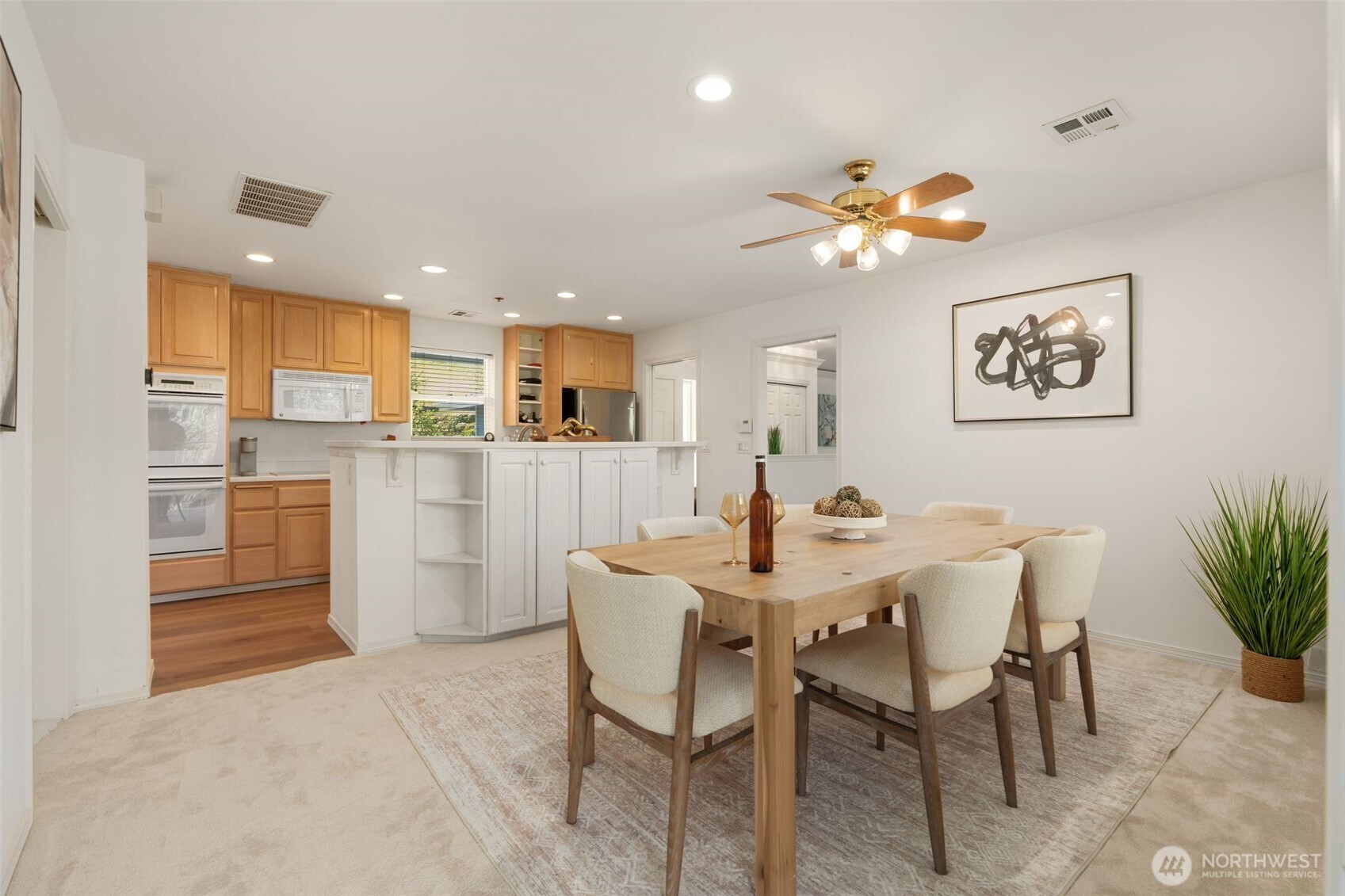 Kitchen and breakfast area
