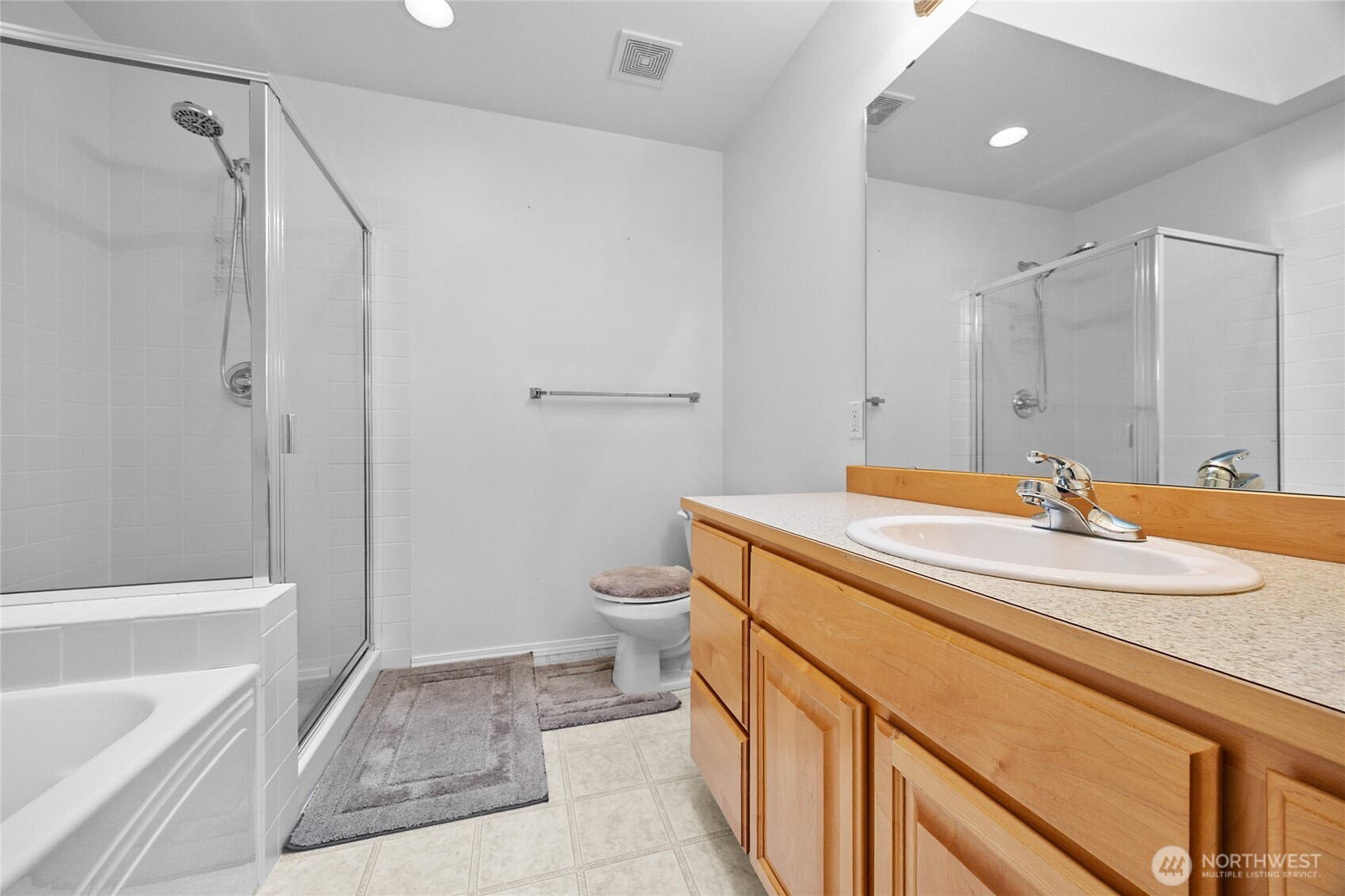 Upstair full bathroom 1