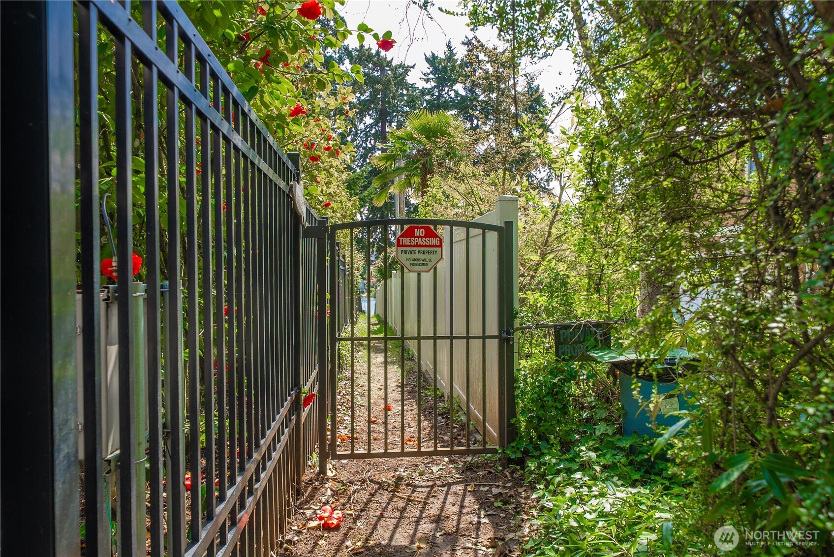 Neighborhood gate to lake front/dock access