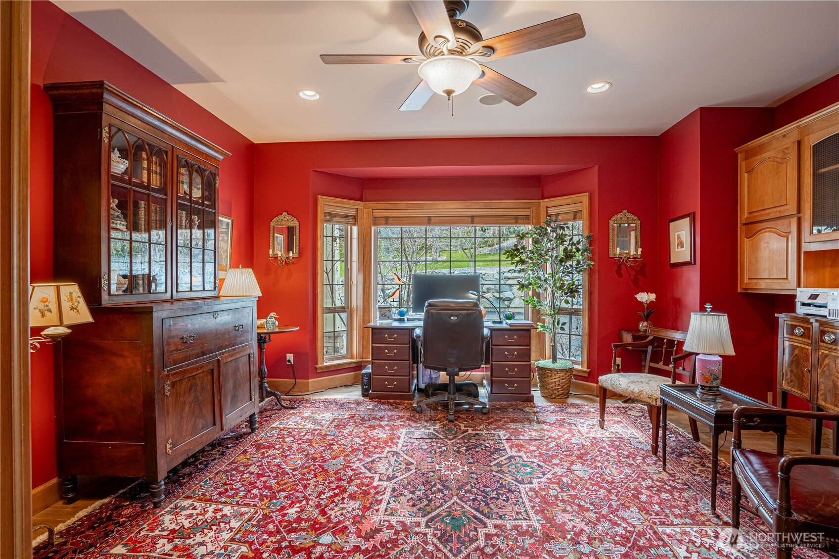 Flexible living space perfect for guests or office