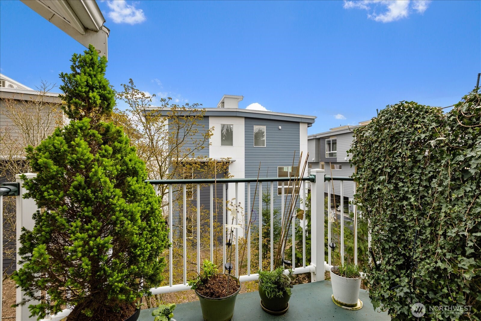 Nice deck with slider from the living room.