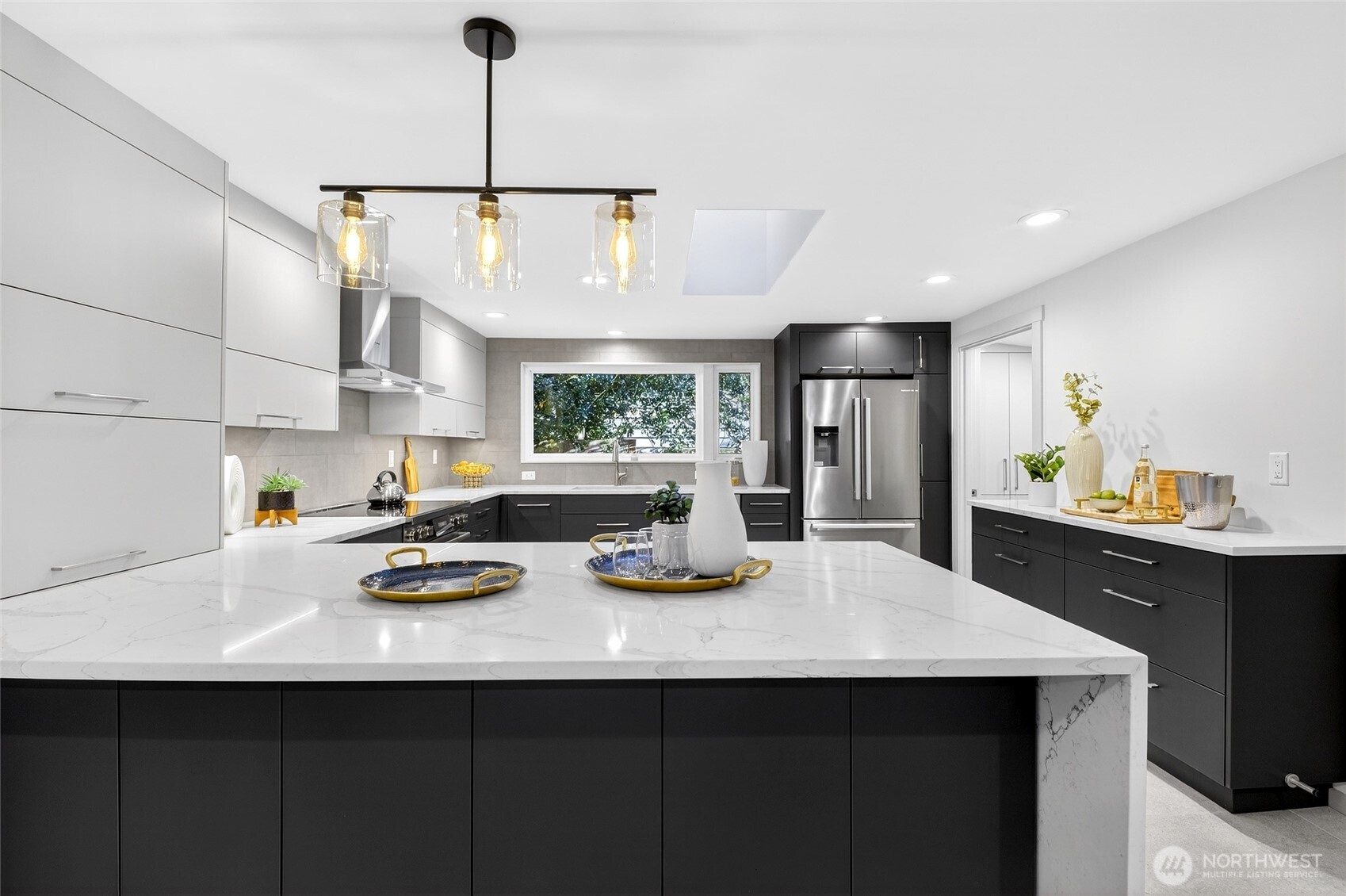 Newly Remodeled Kitchen w/Quartz Counters