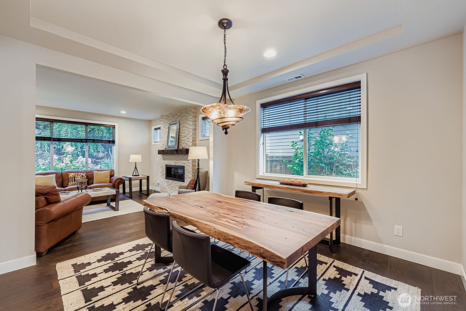 Spacious dining room great for entertaing