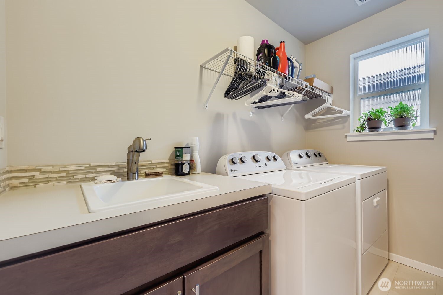 Laundry room with cabinets and Sink.
