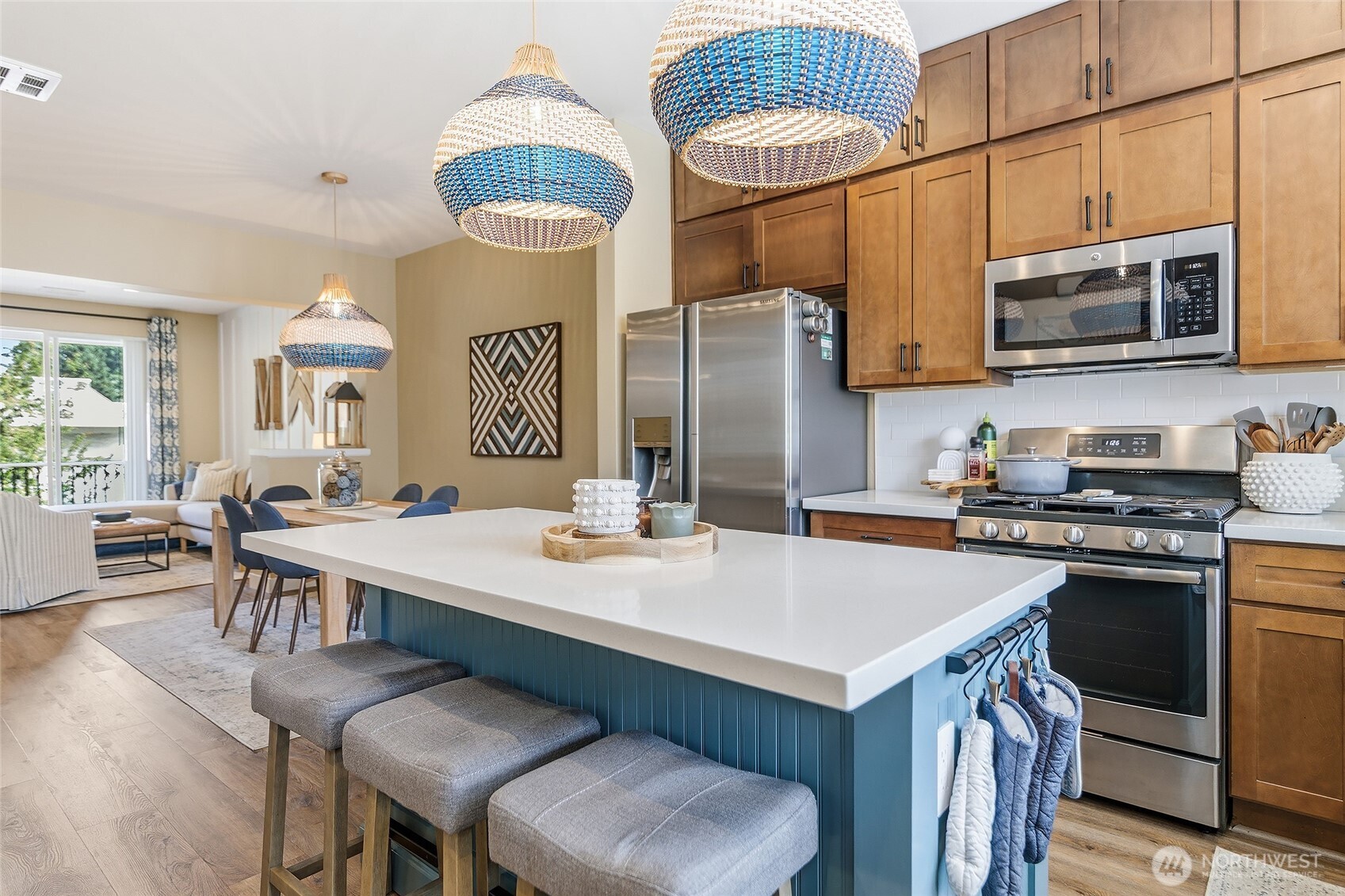 Breakfast bar, informal dining