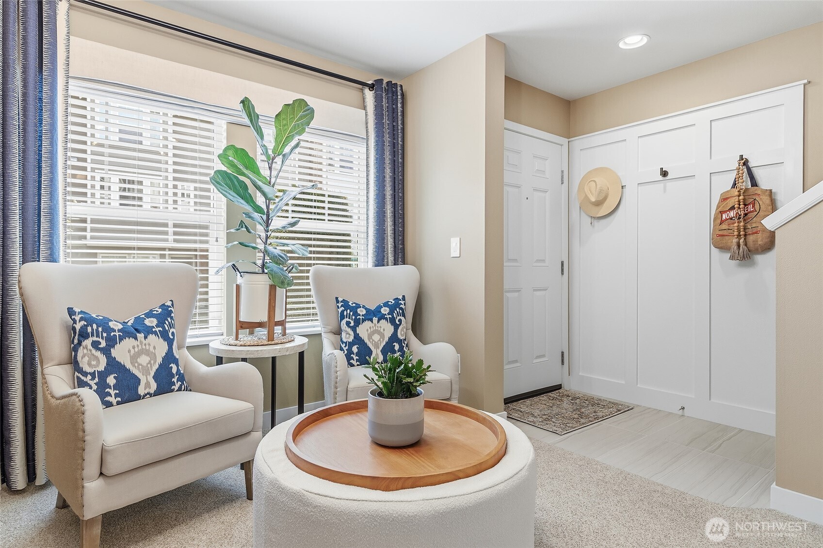 Entry area/sitting room