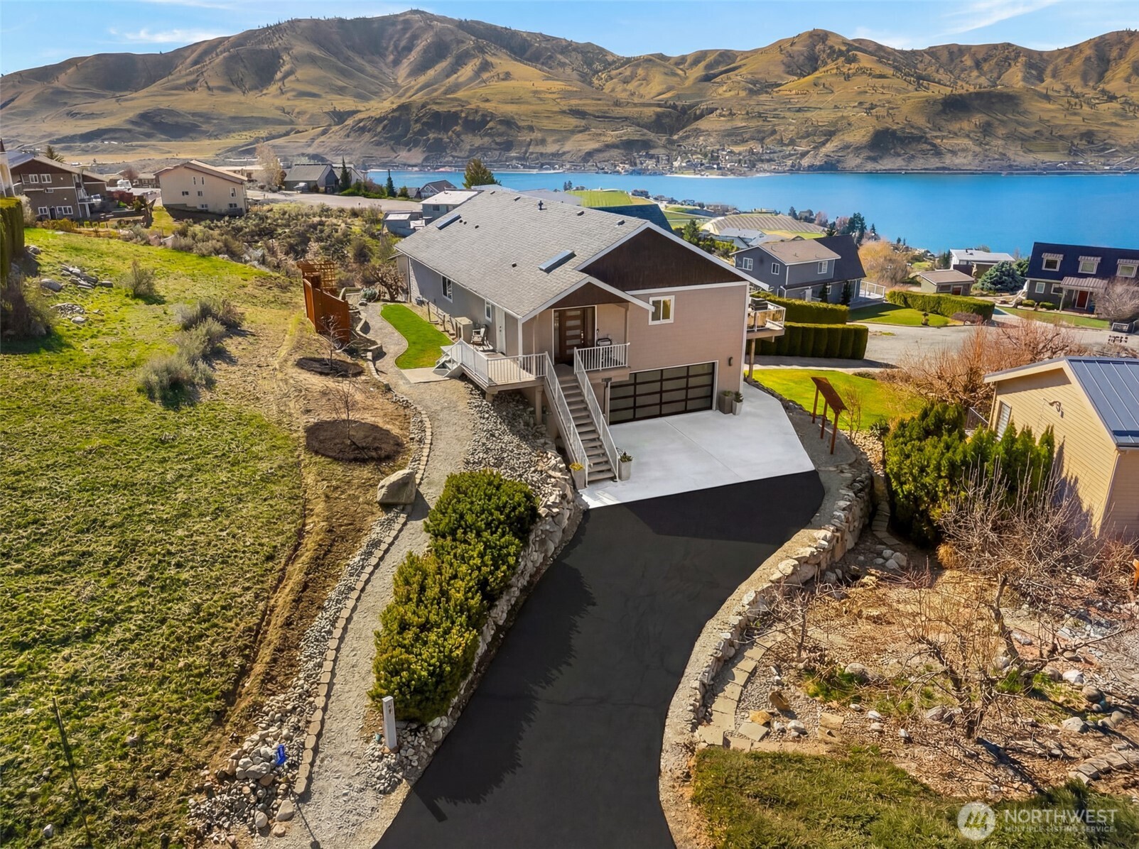 Located next to a community green space in Lake Chelan Hills, this home enjoys enhanced privacy, extra outdoor space, and a peaceful setting.