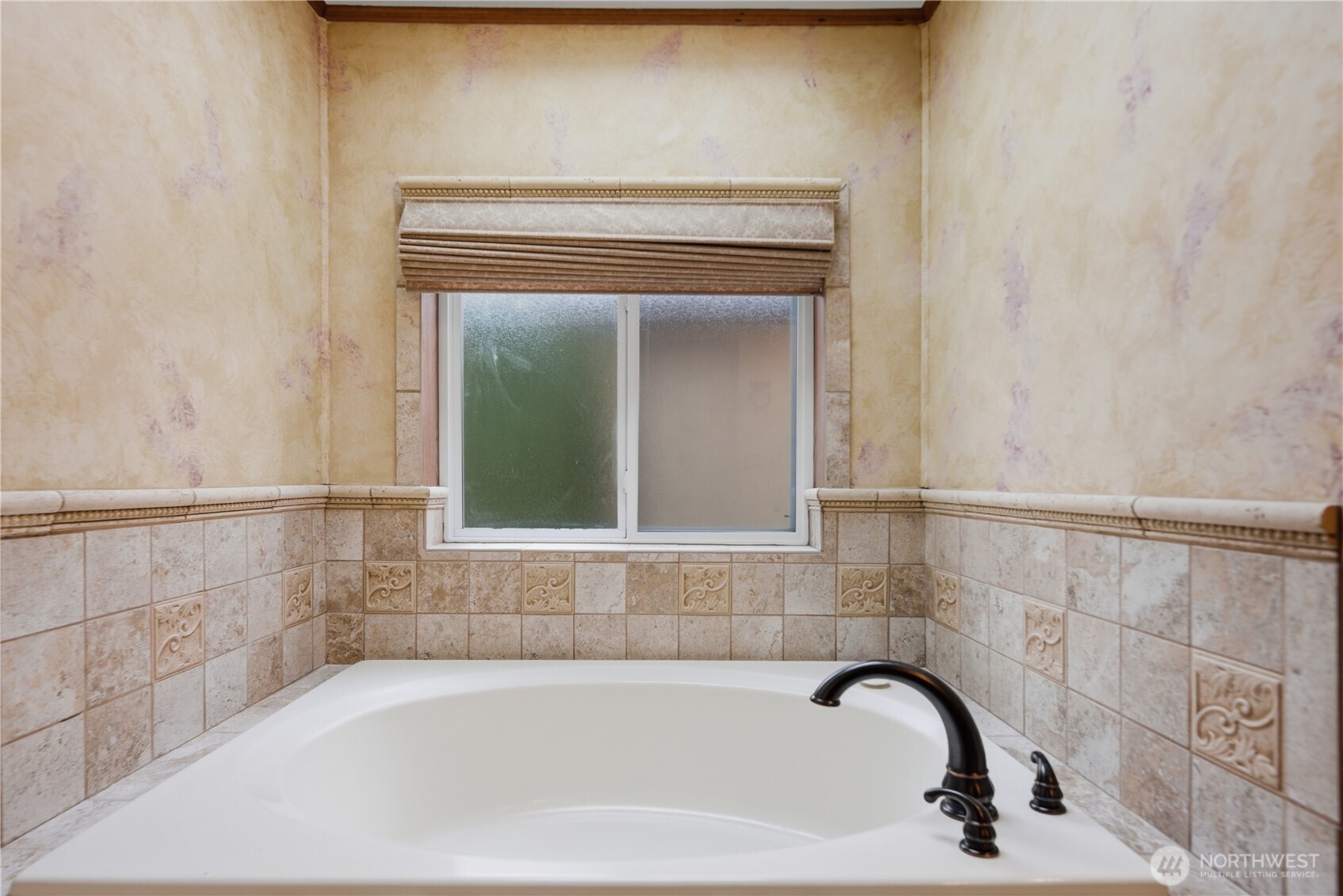 Primary suite soaking tub