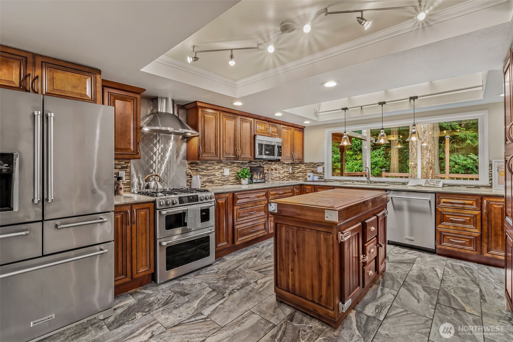 Amazingly well equipped kitchen with everything that you could possibly need and tons of storage.