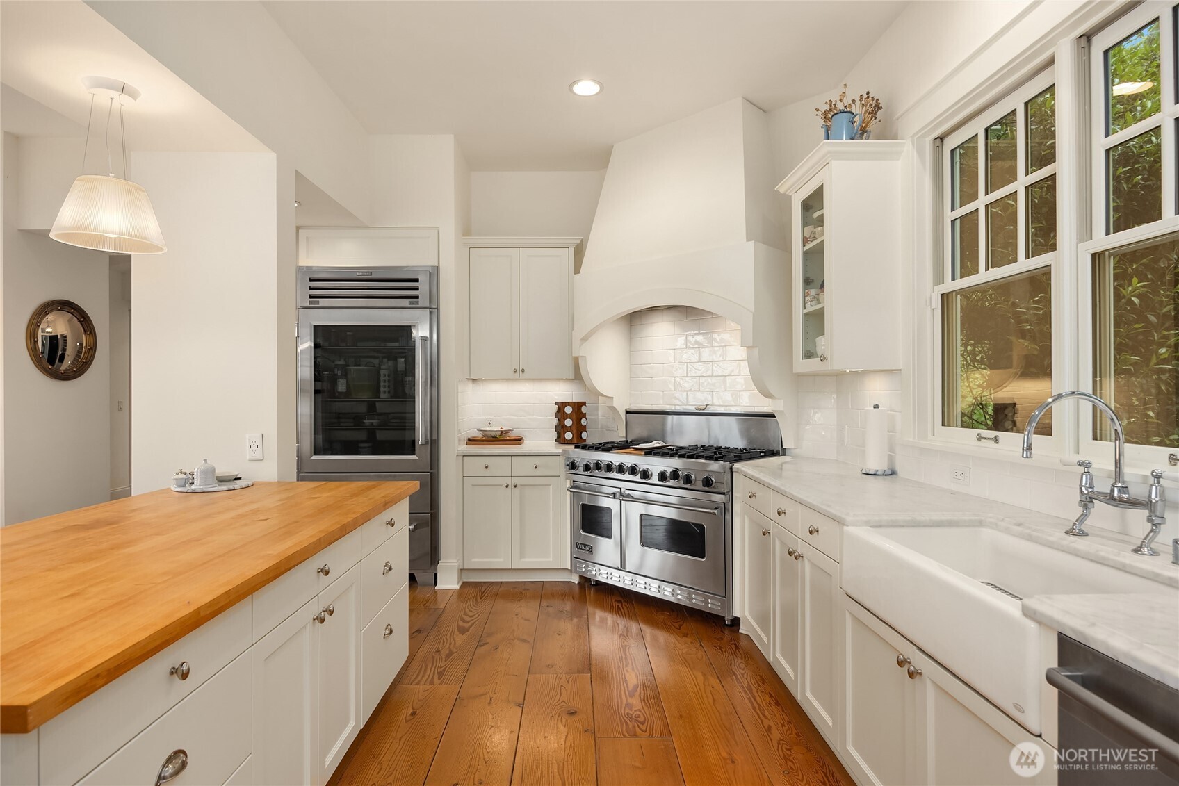The kitchen features a 48" Viking double-oven range with six burners, griddle, and custom hood.