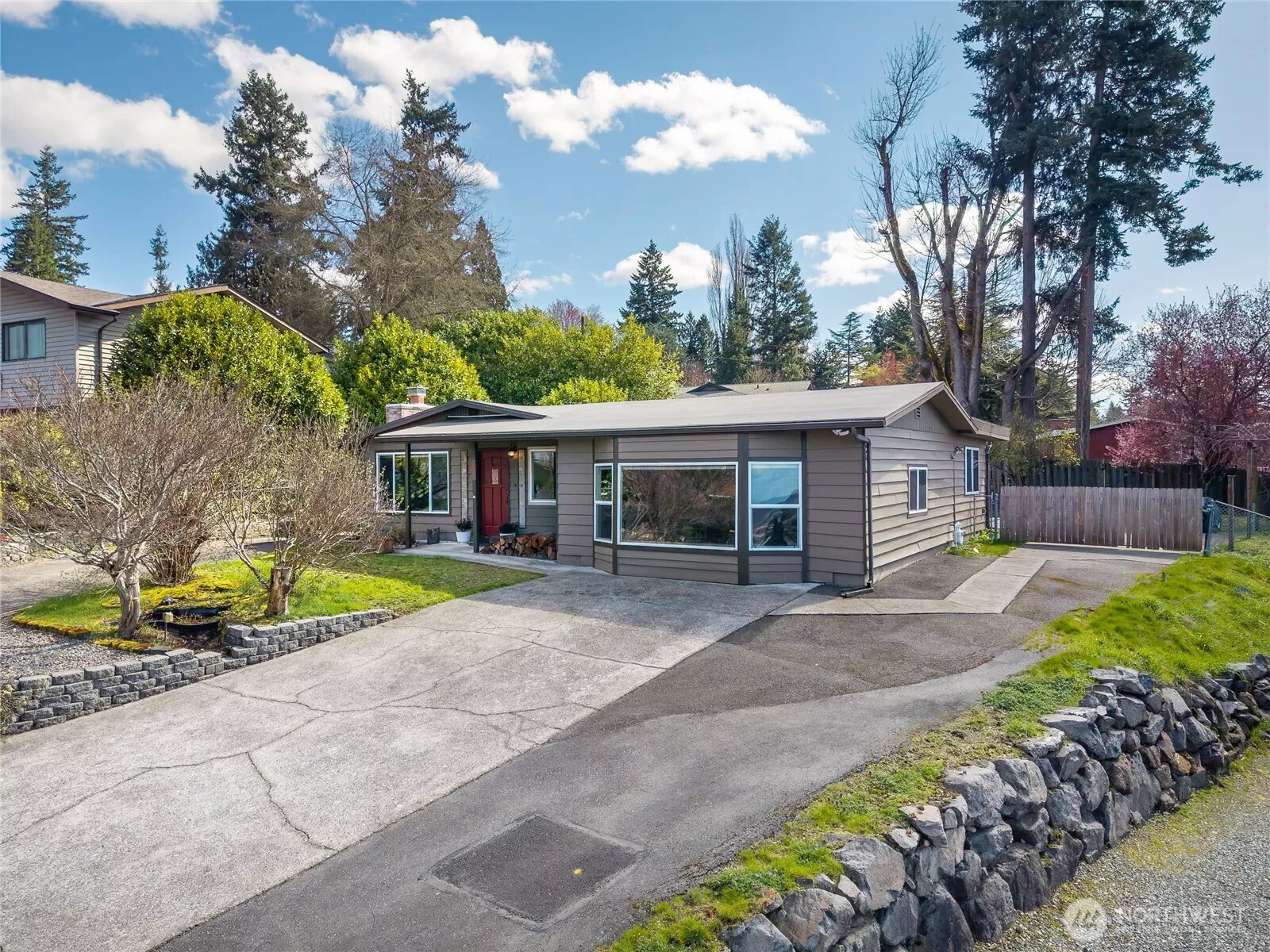 Welcome to this well-maintained Kent East Hill home