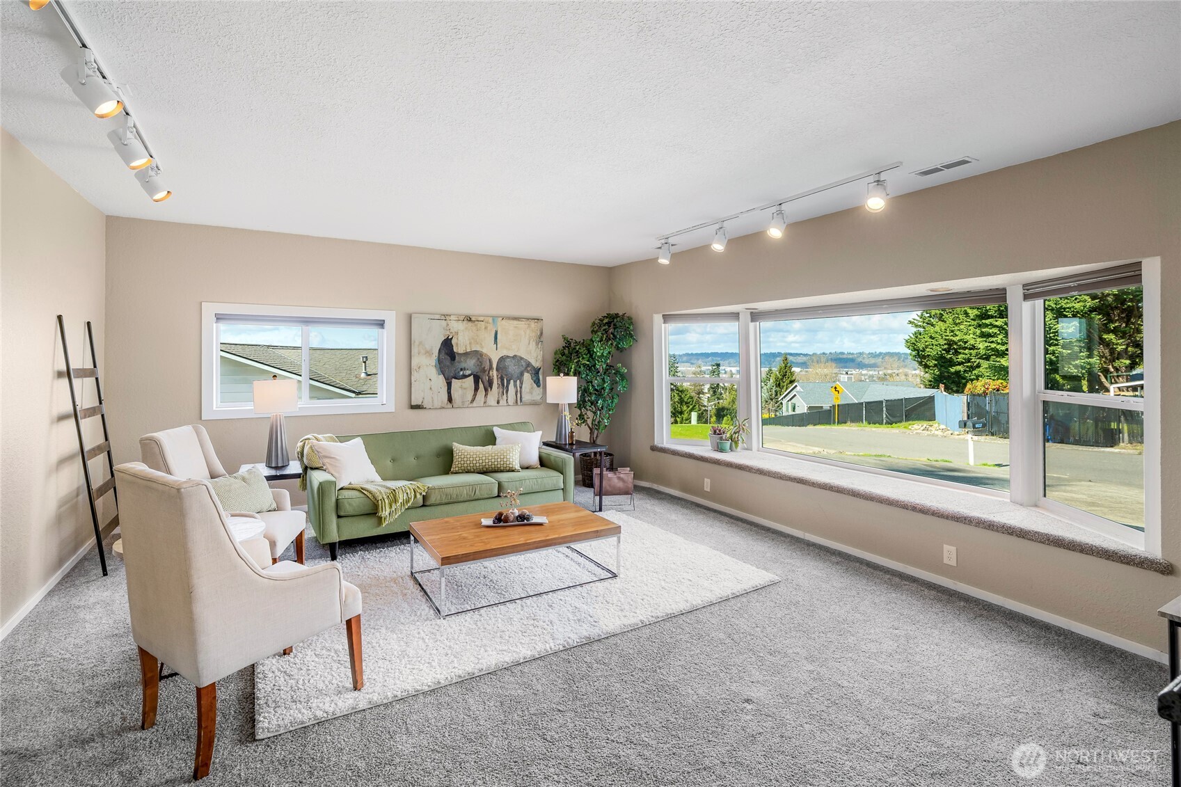 Large familly room. Look at those windows!