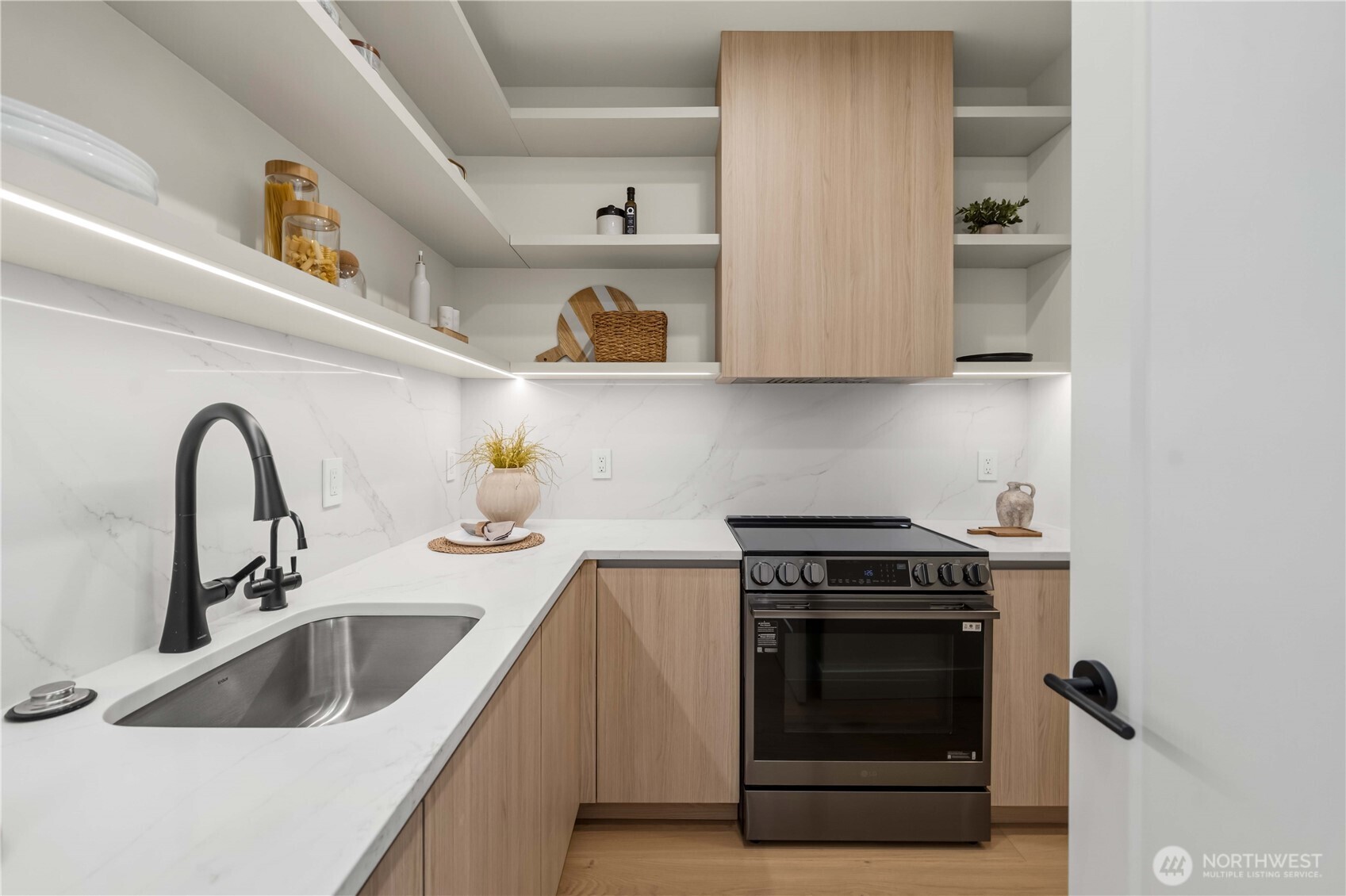 Prep kitchen, second range, walk-in pantry