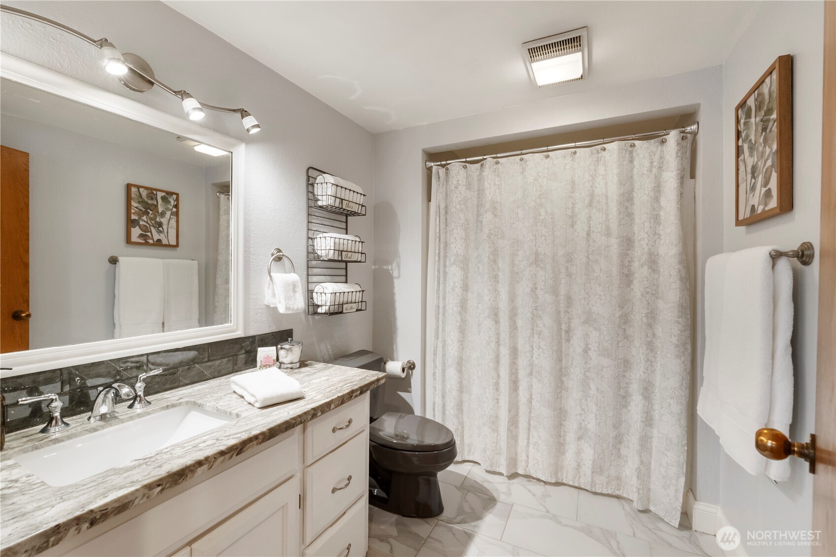 Lower level full bath.