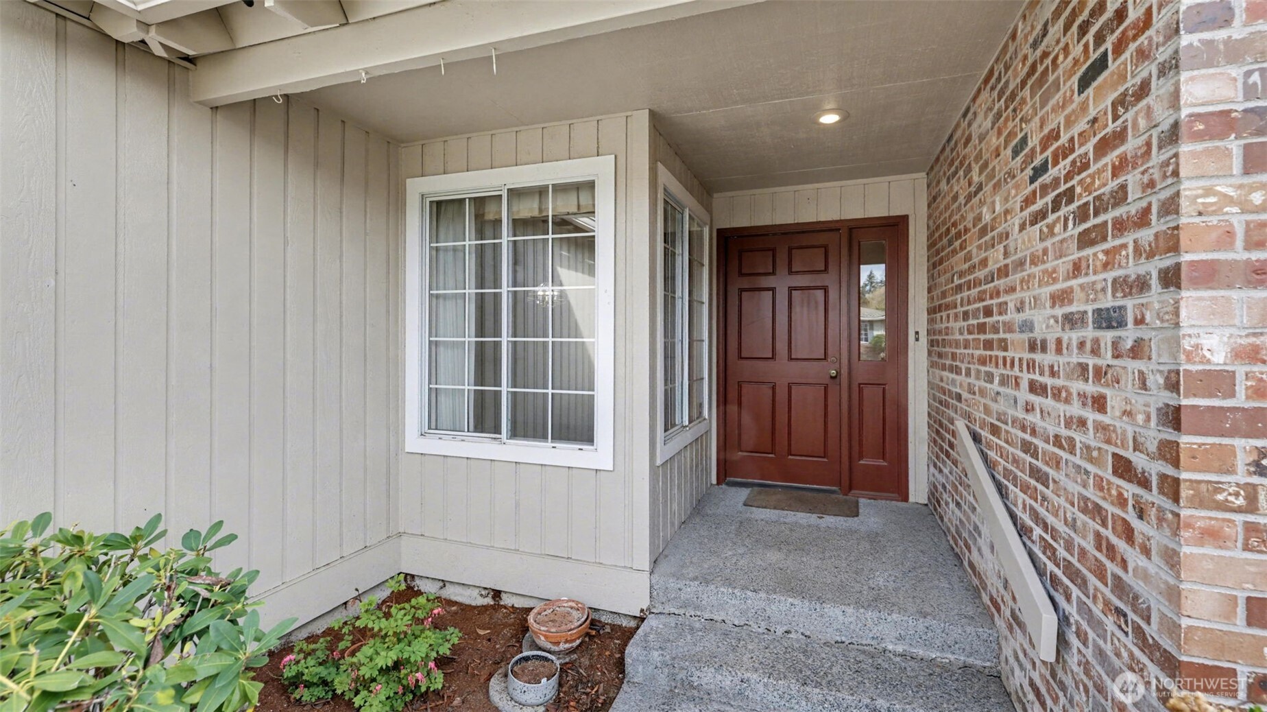 Outdoor entryway to the front door