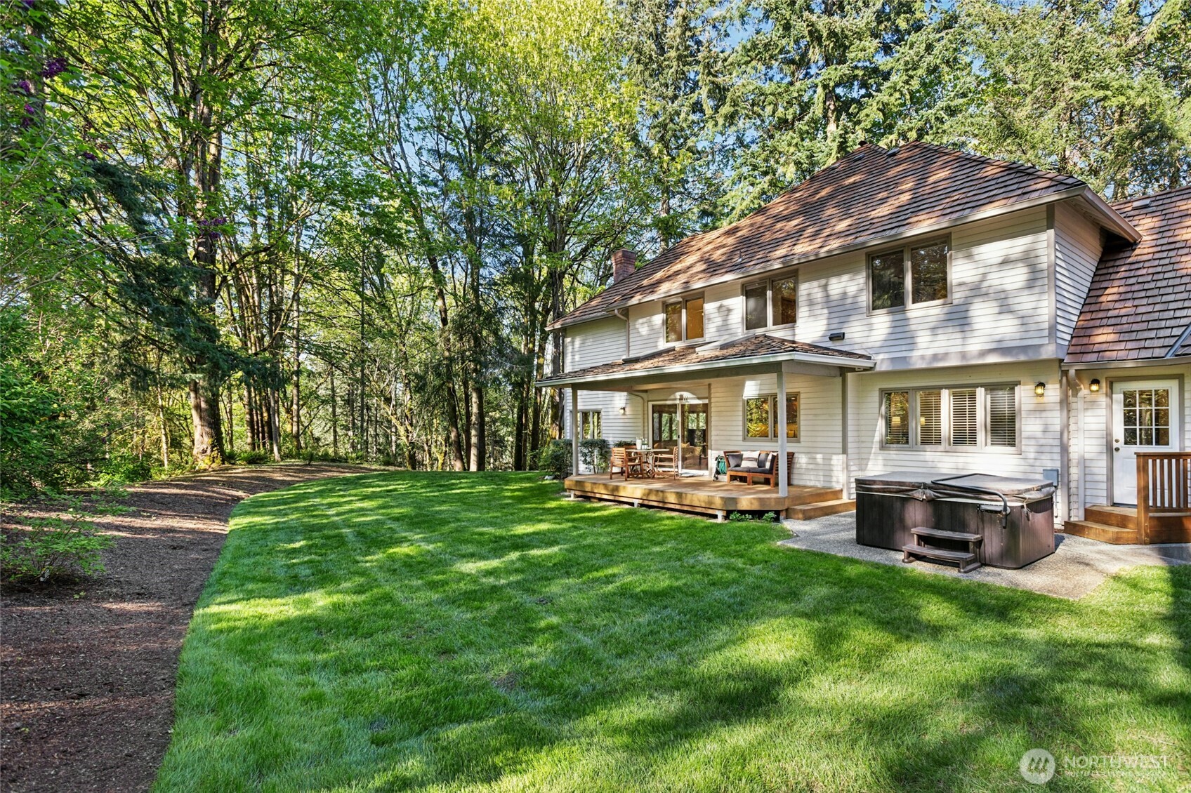 Flat grassy lawn - so private!