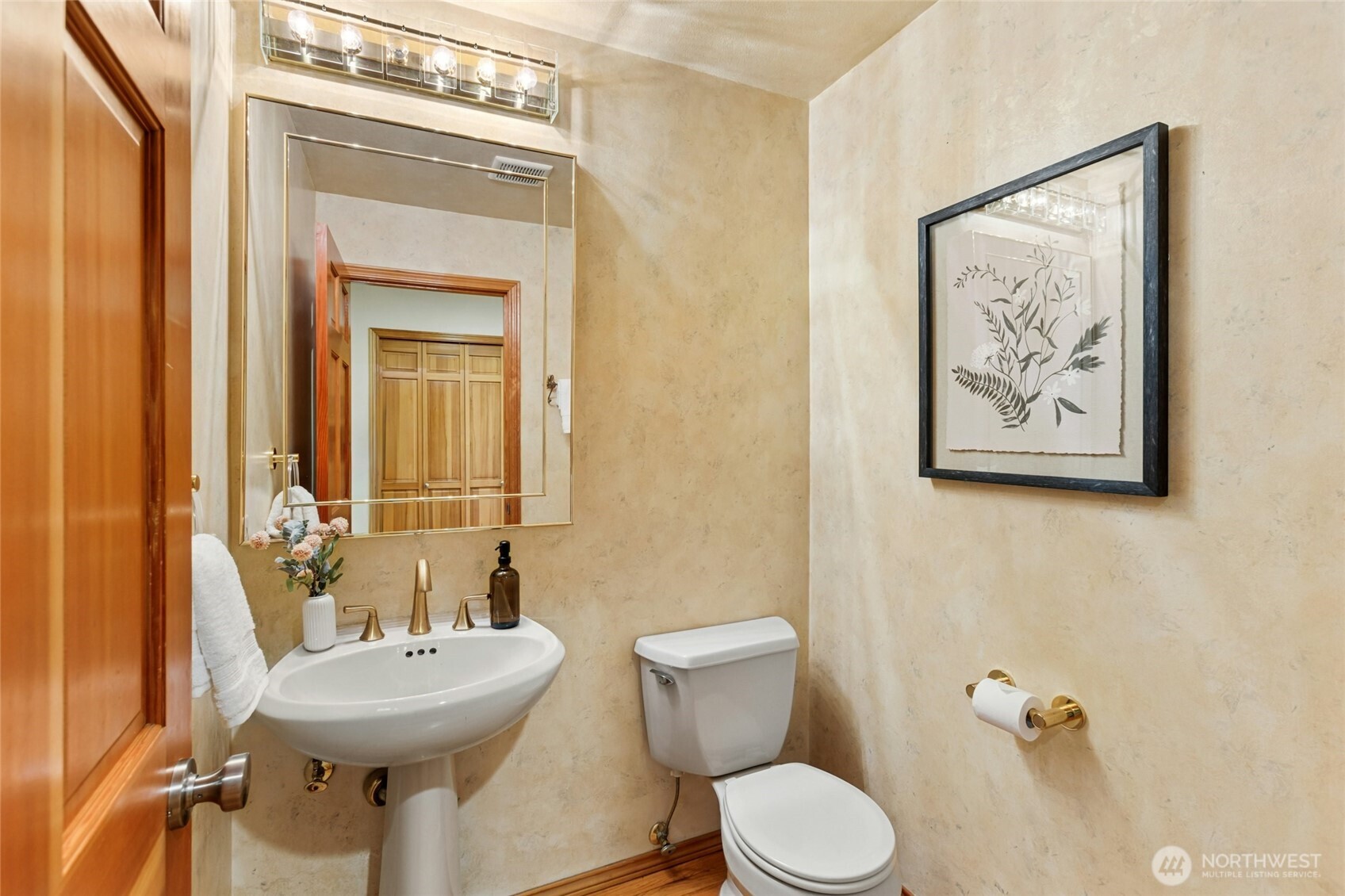 Let's head upstairs to the 4 bedrooms & bonus room.