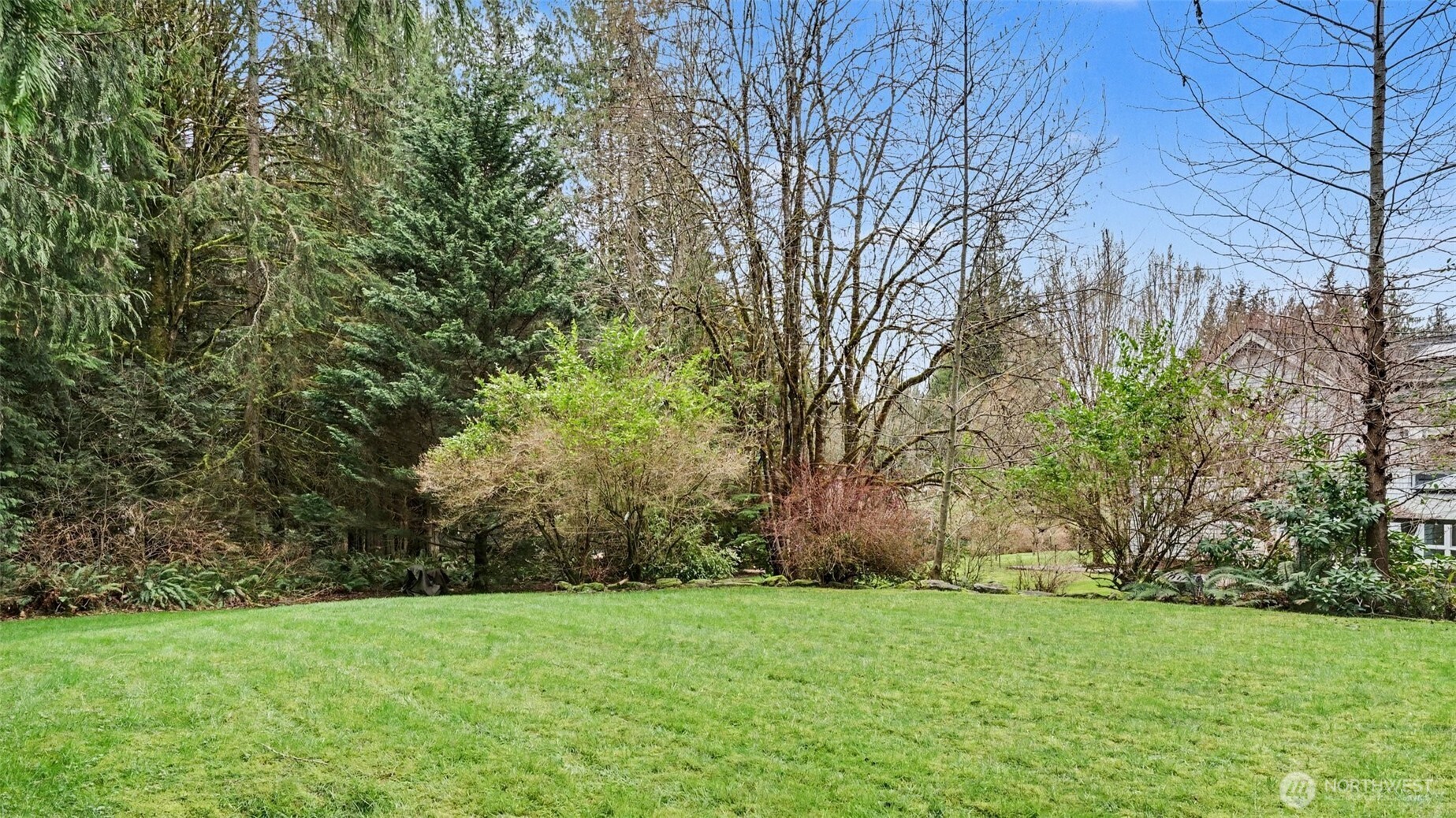 Plenty of space for lawn sports and gardening.