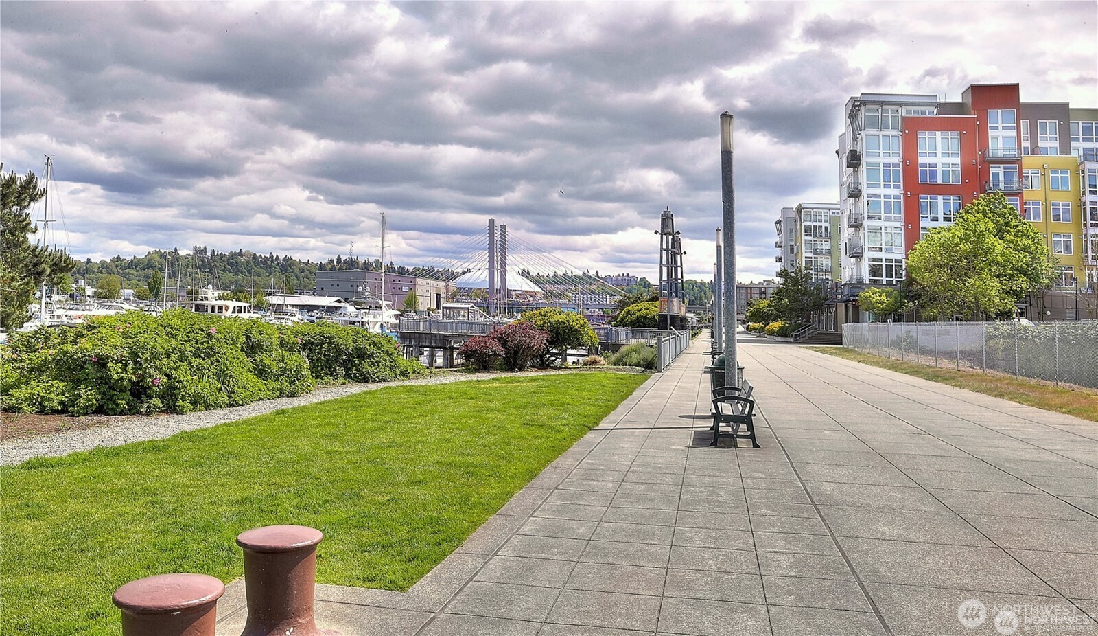 This walkway extends all along the The Foss Waterway, connecting several residential buildings, restaurants, parks and marine activities.